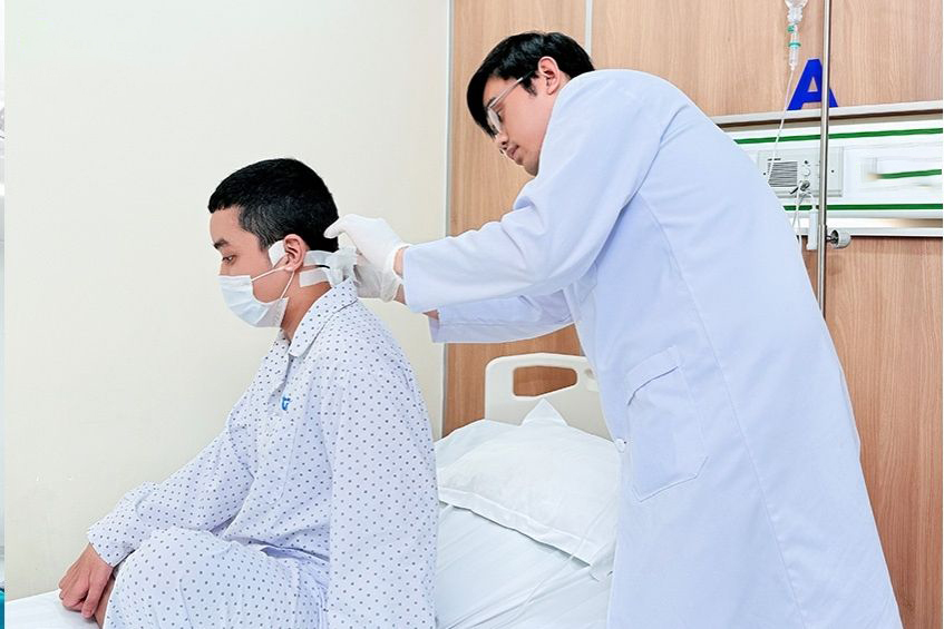Chàng trai mắc bệnh ít gặp khiến não tụt xuống cổ - Ảnh 2.
