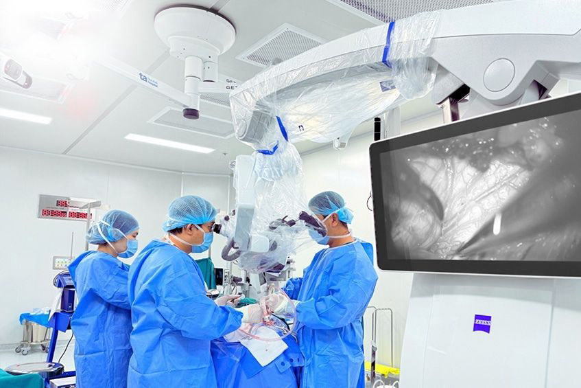 Chàng trai mắc bệnh ít gặp khiến não tụt xuống cổ - Ảnh 1.