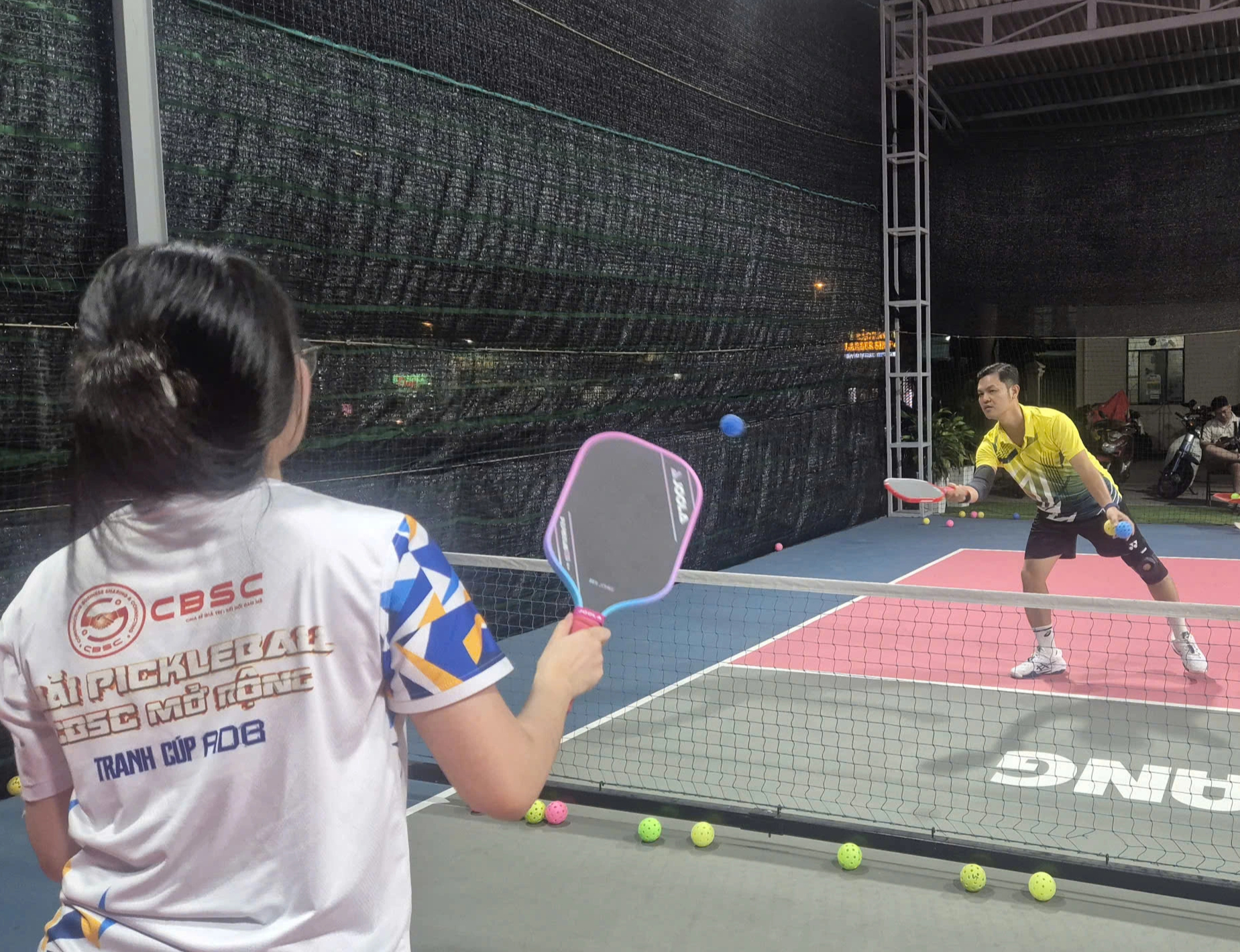 Đầu tư cho bạn gái tập chơi pickleball, chàng trai ngỡ ngàng khi thấy cô ở buổi đầu tiên lên sân