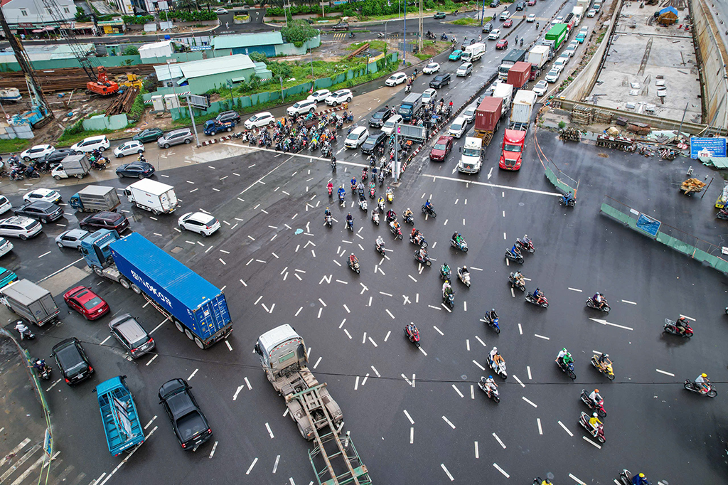 'Ma trận' vạch kẻ đường, biển báo - Ảnh 1.