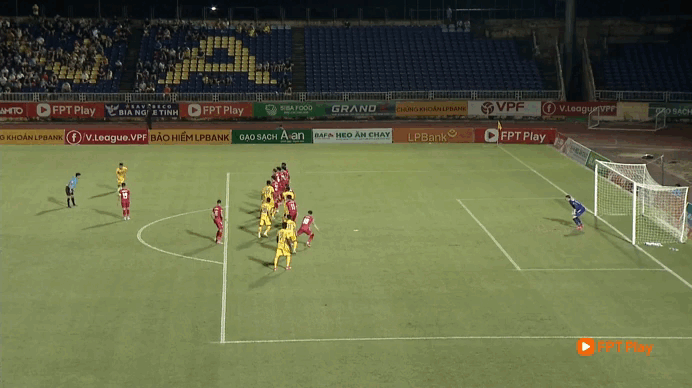 Phung phí cơ hội, đội Công an Hà Nội bị SLNA chia điểm trên sân Vinh - Ảnh 4.