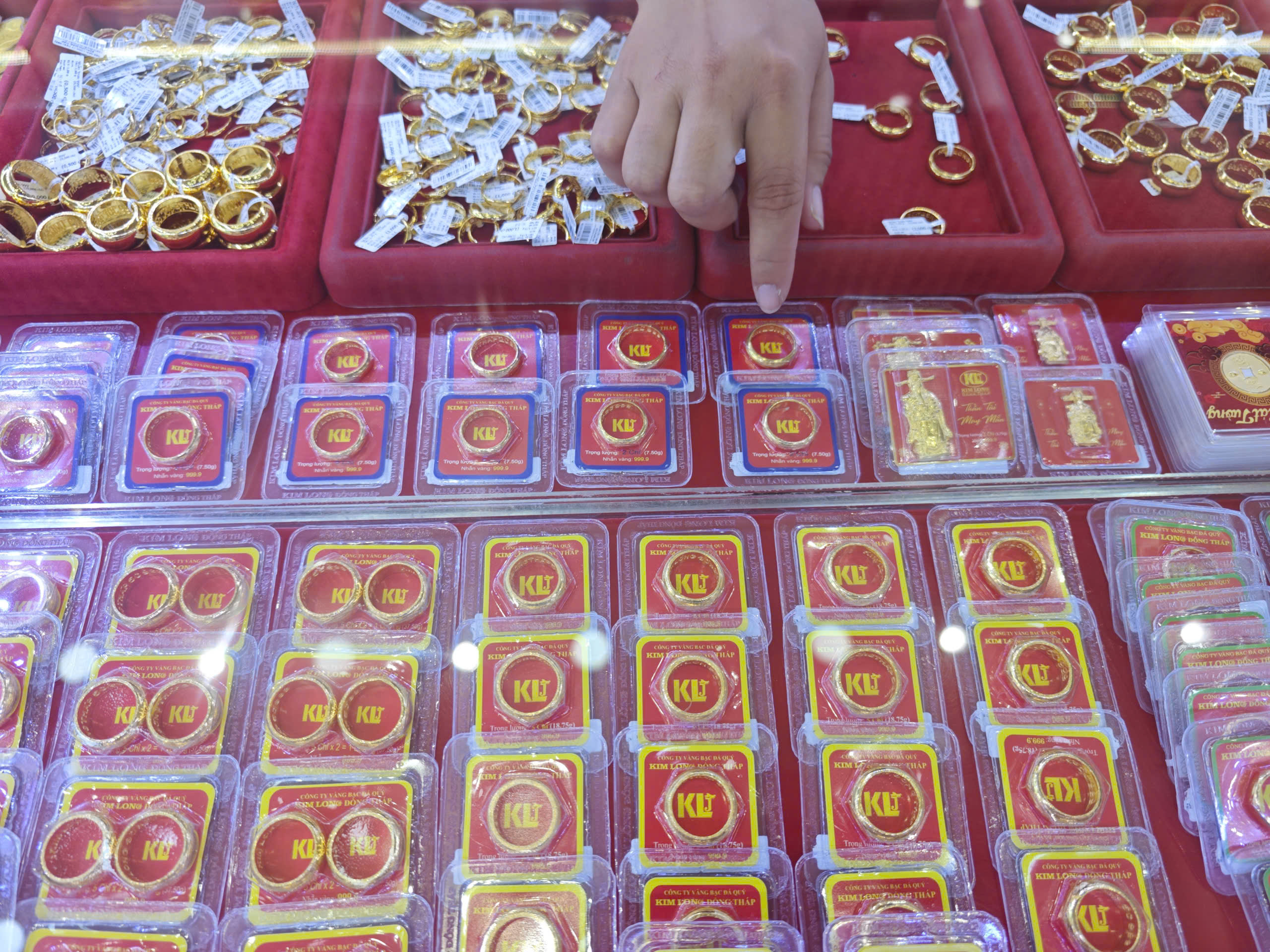 Kỳ lạ giá vàng nhẫn vượt vàng miếng SJC- Ảnh 1. Kỳ lạ giá vàng nhẫn vượt vàng miếng SJC- Ảnh 1.