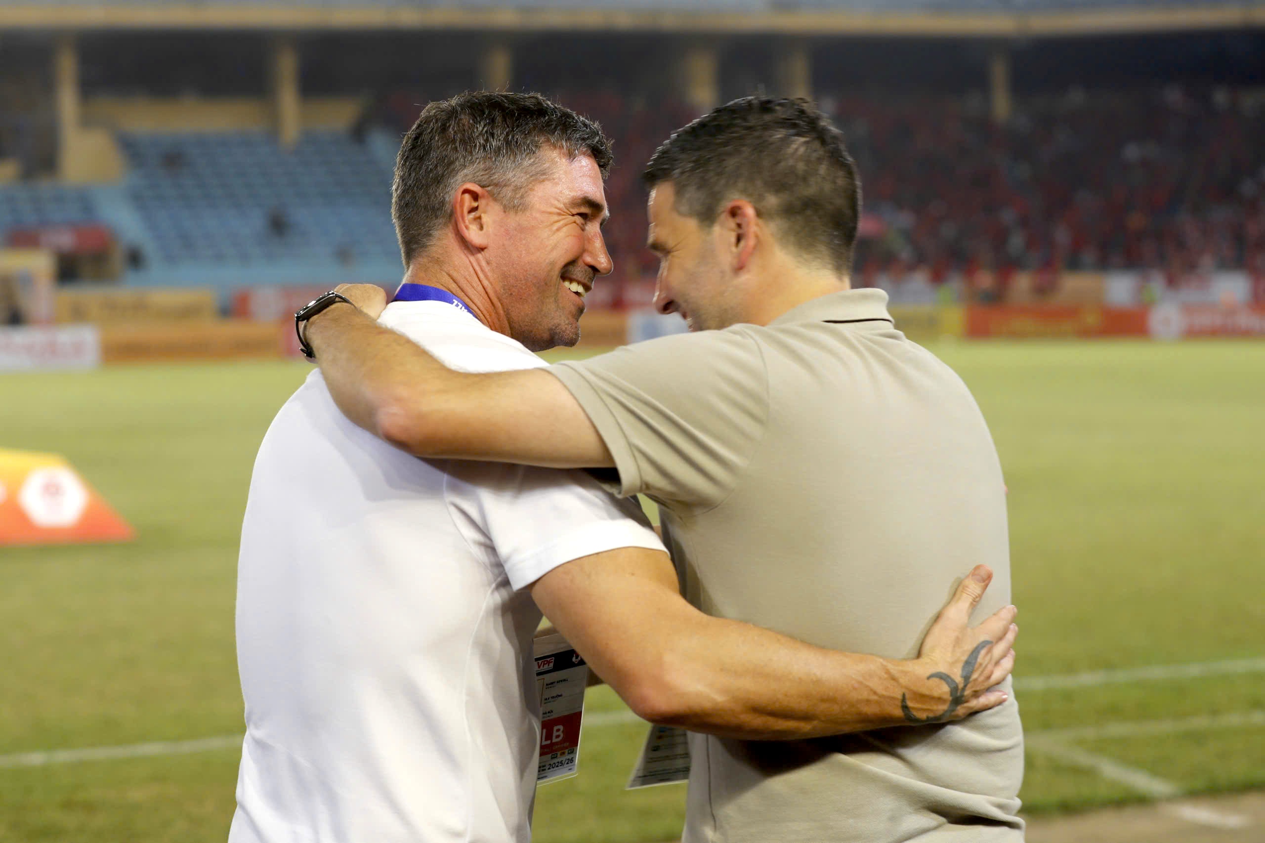 'រោងម៉ាស៊ីន' ដ៏អាក្រក់របស់ V-League ជួយគ្រូបង្វឹកក្នុងស្រុកឱ្យប្រសើរឡើង? - រូបថត ២. 'Cối xay' V-League khắc nghiệt, càng giúp HLV nội lên tay?- Ảnh 2.