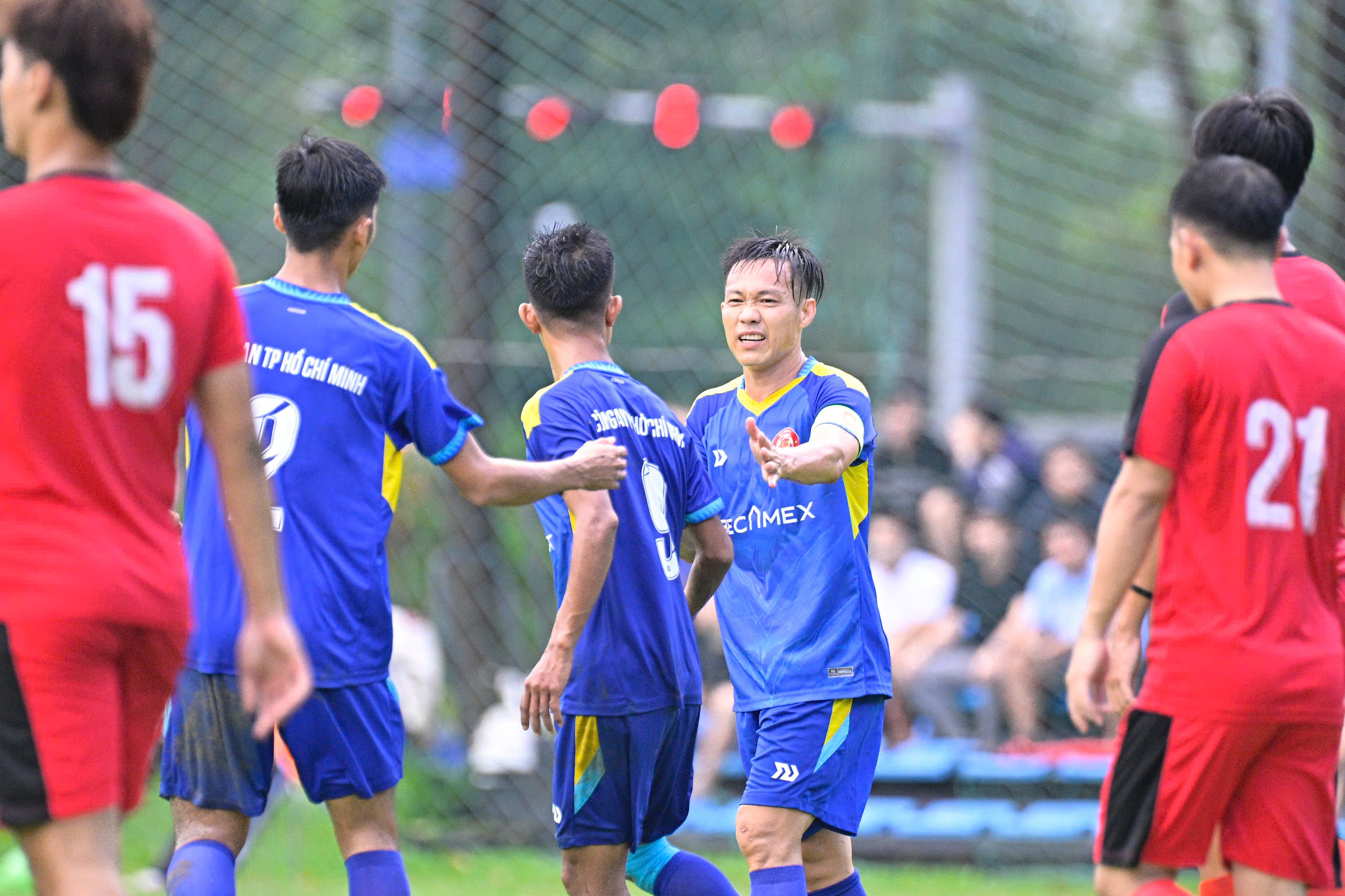 តាន់ តៃ ចាំងជួយក្លឹបប៉ូលិសក្រុងហូជីមិញ ឈ្នះការប្រកួតថ្នាក់មូលដ្ឋានធំជាងគេនៅវៀតណាម - រូបថត ៣. Tấn Tài tỏa sáng giúp CLB CA TP.HCM vô địch giải phong trào lớn nhất Việt Nam- Ảnh 3.