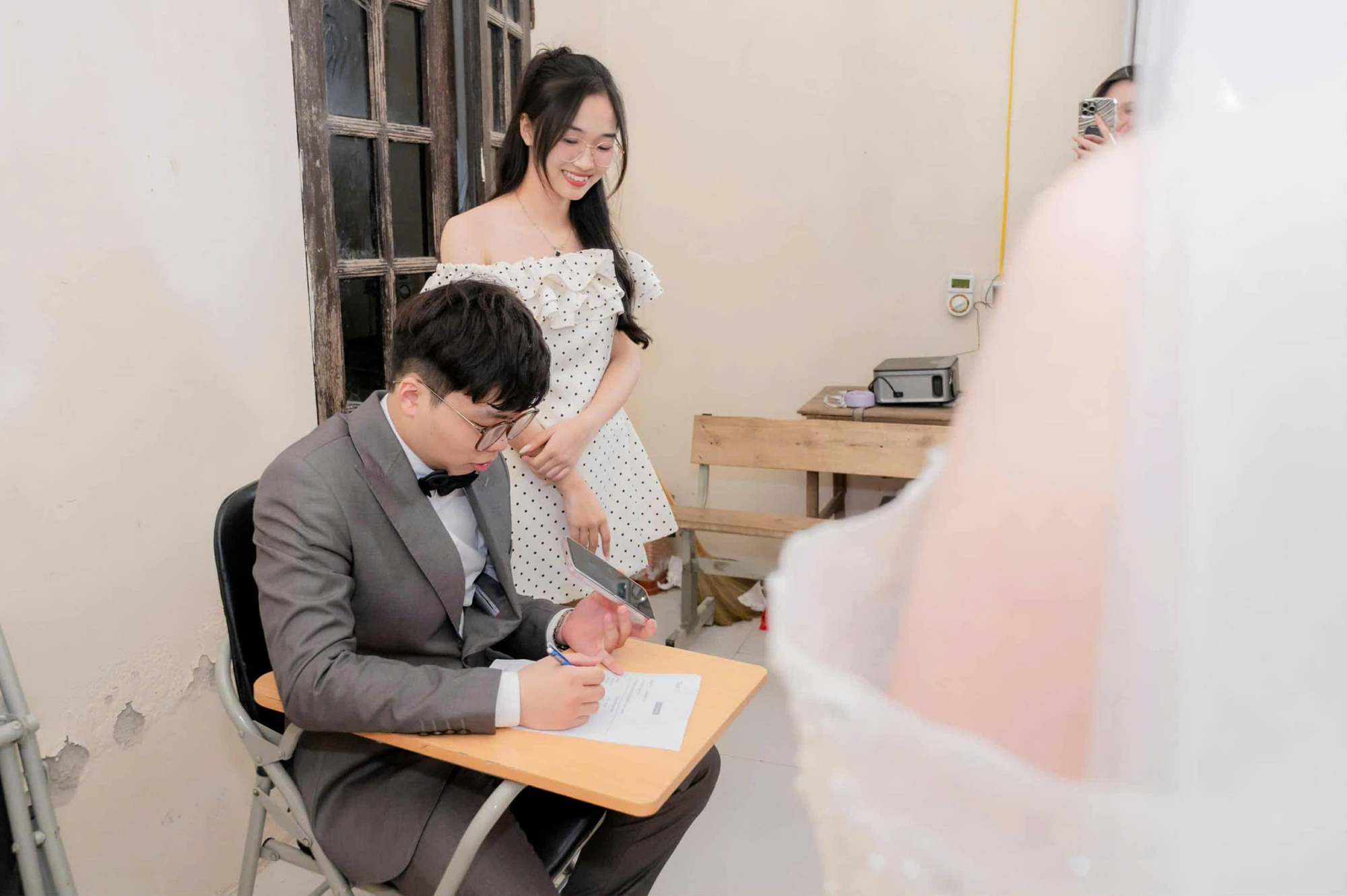 C&ocirc; d&acirc;u H&agrave; Nội tổ chức thi tiếng Anh cho ch&uacute; rể tại lễ cưới độc đ&aacute;o - Ảnh 4.