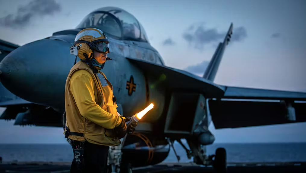 Tàu sân bay USS Gerald R . Ford phóng tiêm kích tại Địa Trung Hải - Ảnh 1. Tàu sân bay USS Gerald R . Ford phóng tiêm kích tại Địa Trung Hải - Ảnh 1.