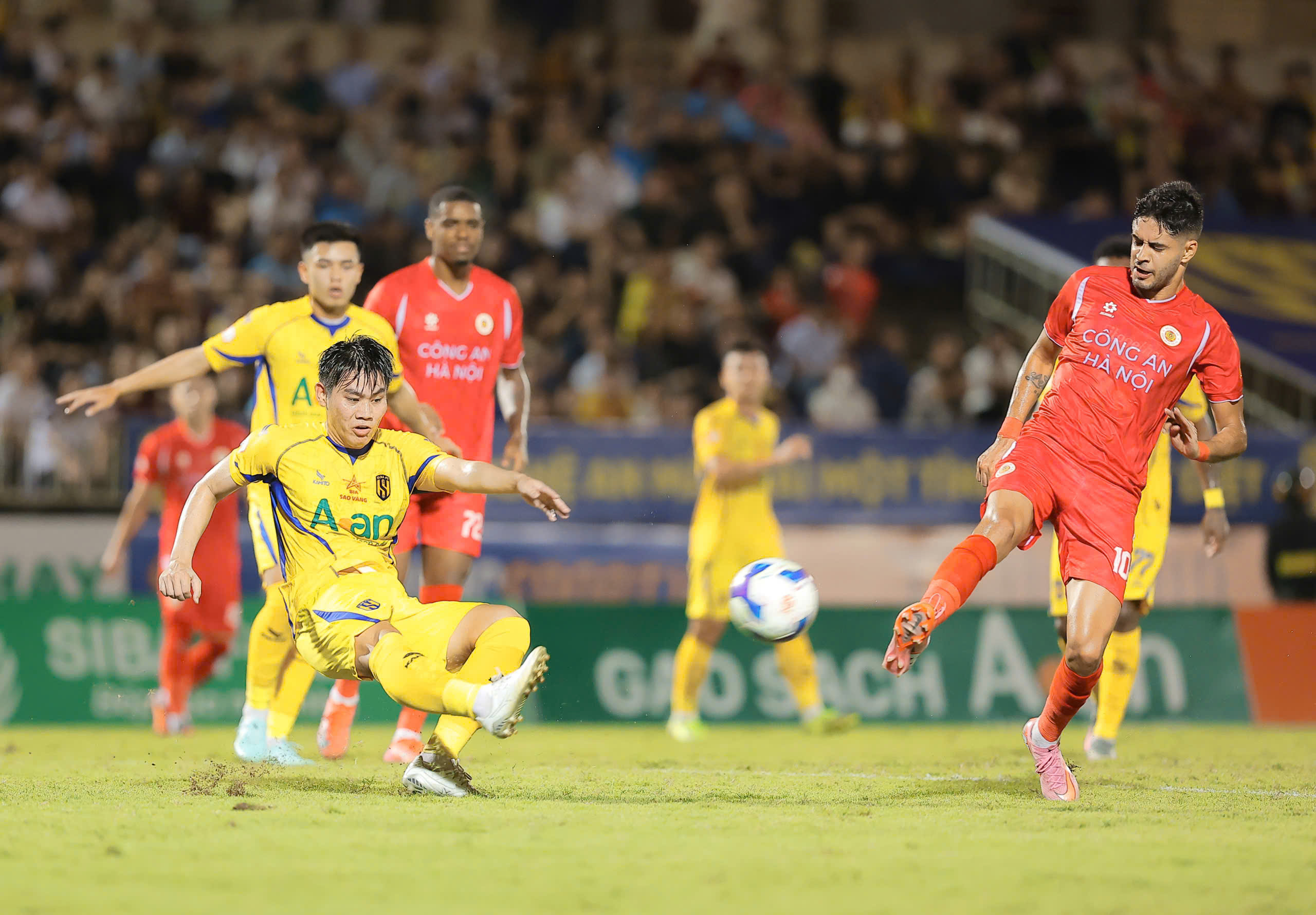 Phung phí cơ hội, đội Công an Hà Nội bị SLNA chia điểm trên sân Vinh - Ảnh 3.