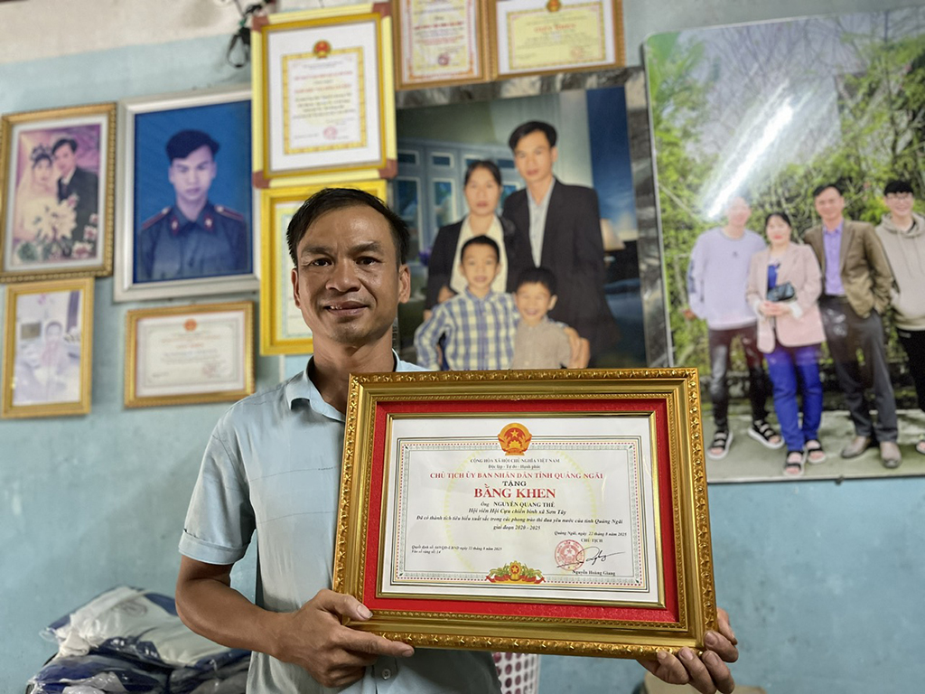 'Anh Thế 76' với đồng bào Ca Dong - Ảnh 1.