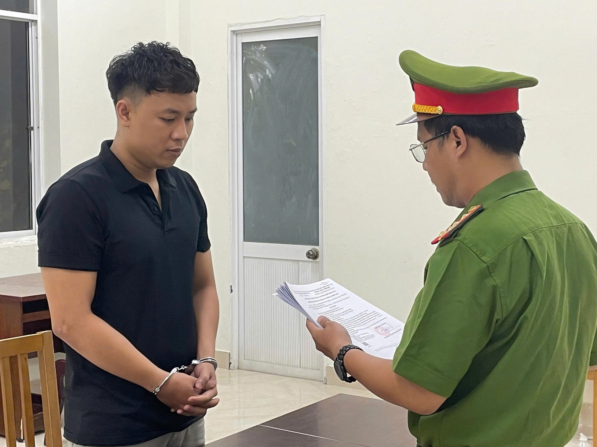 Giả công an dừng xe máy để 'kiểm tra' rồi hiếp dâm nữ sinh 18 tuổi - Ảnh 1. Giả công an dừng xe máy để 'kiểm tra' rồi hiếp dâm nữ sinh 18 tuổi - Ảnh 1.