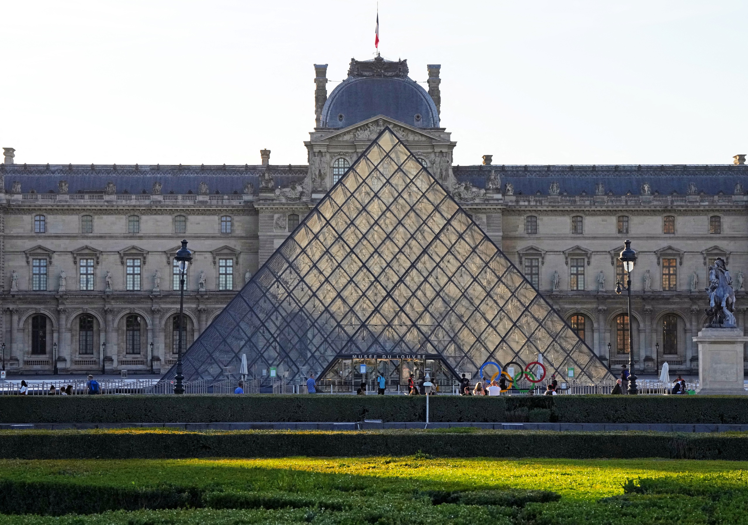 Trộm đột nhập Bảo tàng Louvre, Pháp ra lệnh đóng cửa- Ảnh 1. Trộm đột nhập Bảo tàng Louvre, Pháp ra lệnh đóng cửa- Ảnh 1.