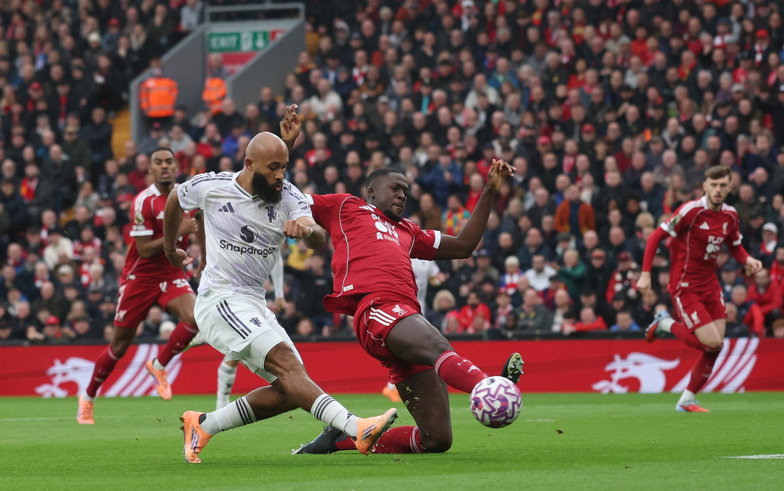 HLV Amorim tung đội hình cực dị, M.U khiến Liverpool thua cay đắng ngay trên sân Anfield- Ảnh 2. HLV Amorim tung đội hình cực dị, M.U khiến Liverpool thua cay đắng ngay trên sân Anfield- Ảnh 2.