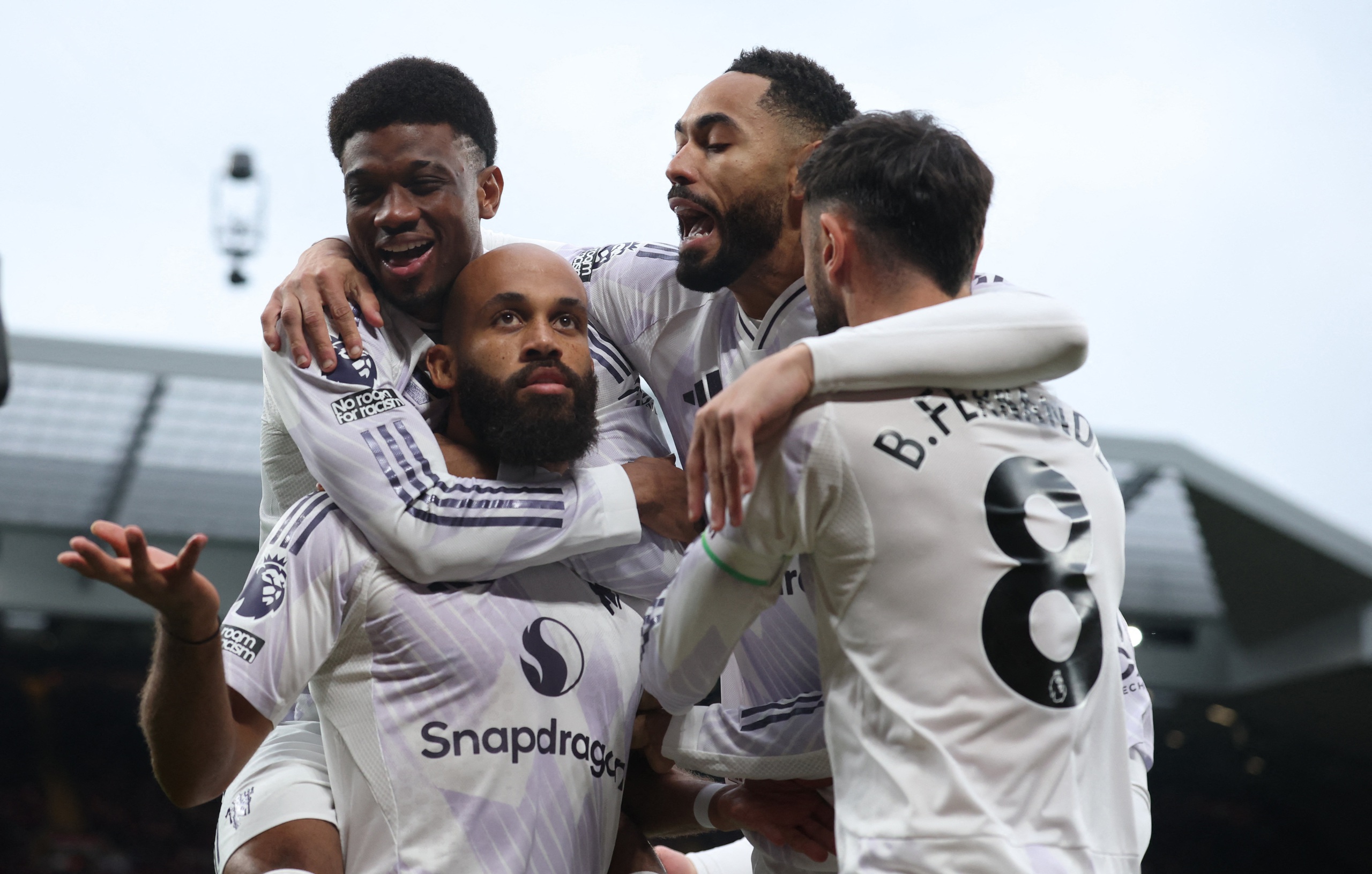 HLV Amorim tung đội hình cực dị, M.U khiến Liverpool thua cay đắng ngay trên sân Anfield- Ảnh 1. HLV Amorim tung đội hình cực dị, M.U khiến Liverpool thua cay đắng ngay trên sân Anfield- Ảnh 1.