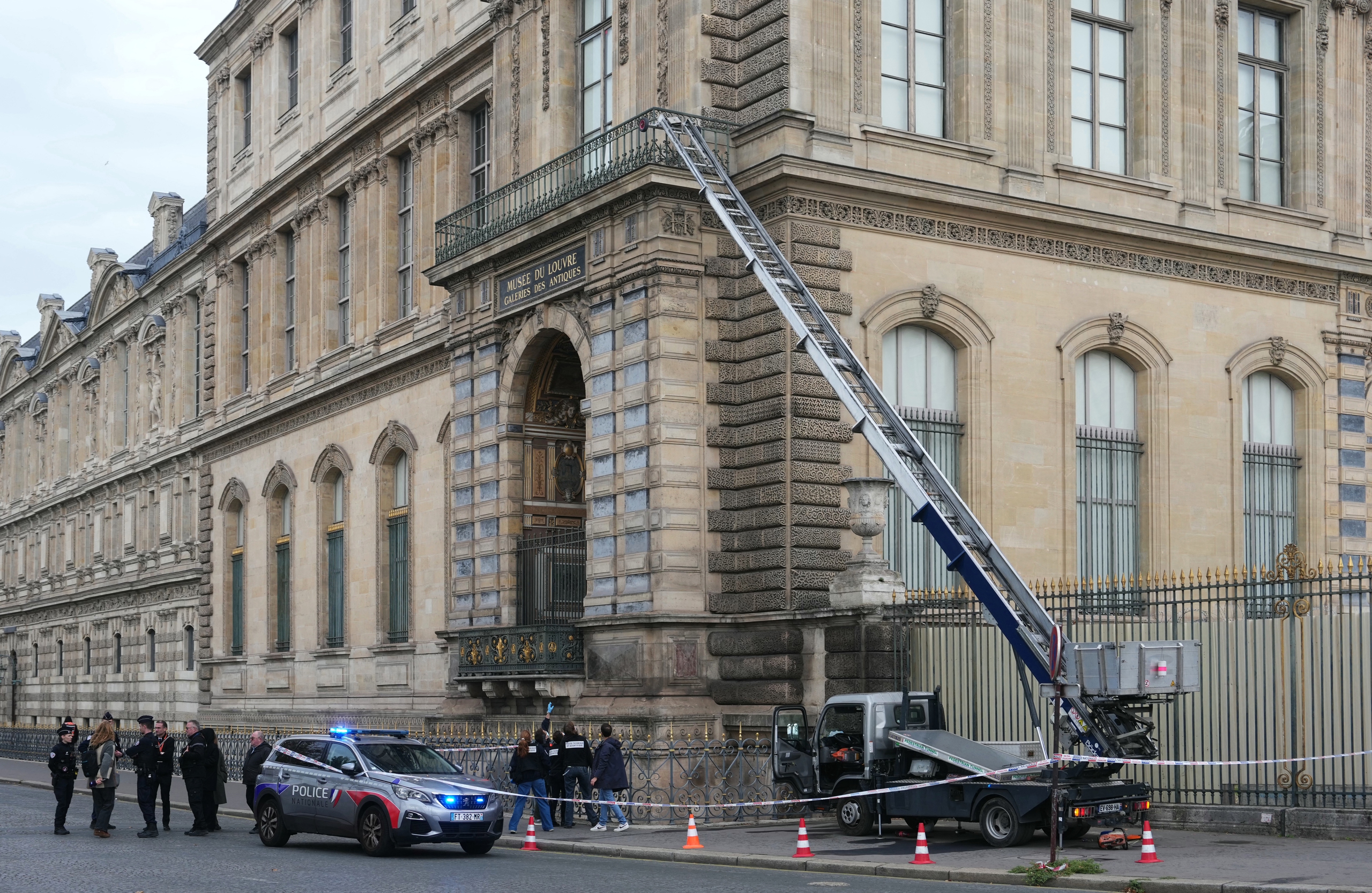 Trộm đột nhập Bảo tàng Louvre, Pháp ra lệnh đóng cửa- Ảnh 2. Trộm đột nhập Bảo tàng Louvre, Pháp ra lệnh đóng cửa- Ảnh 2.