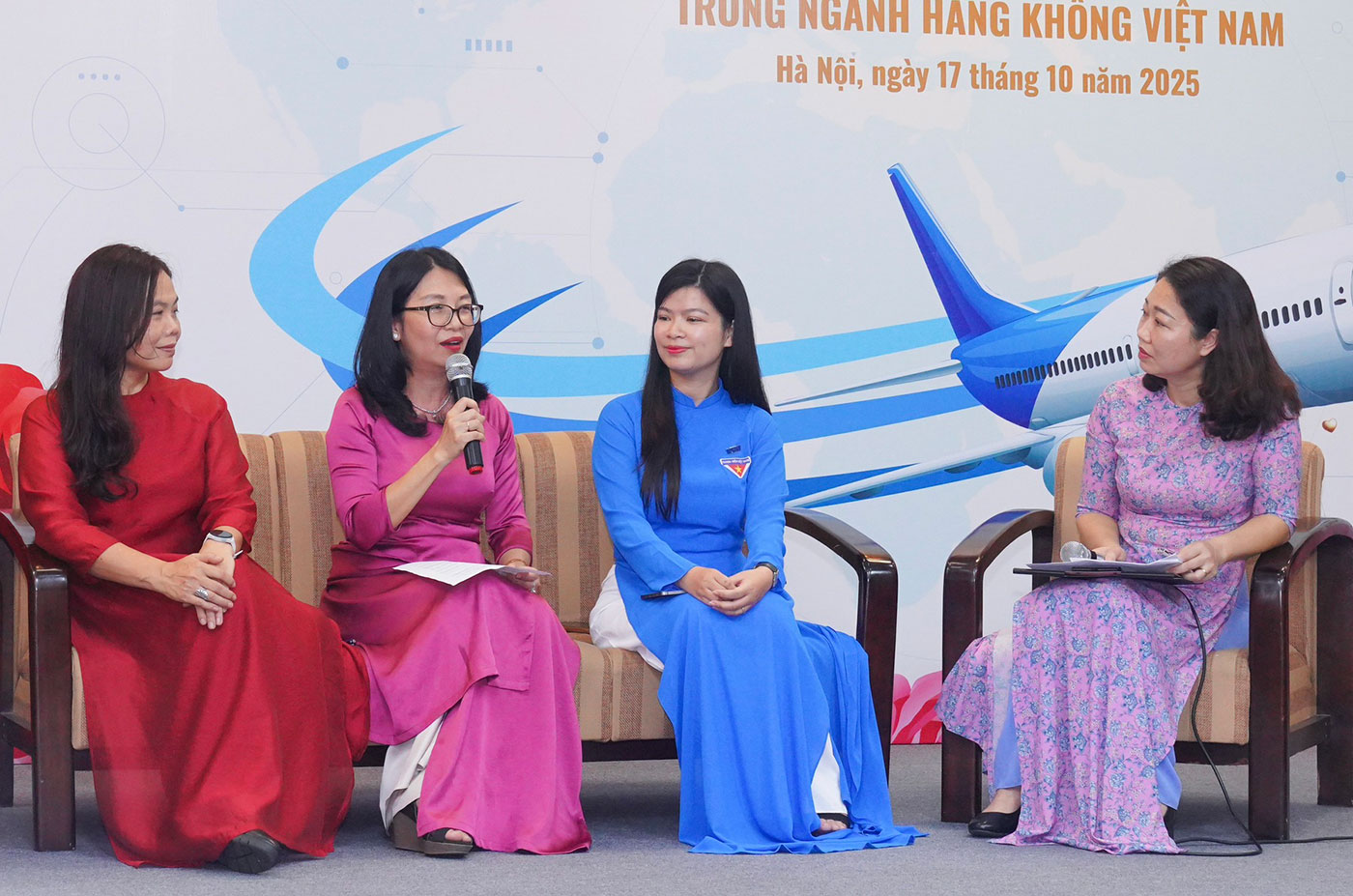 Vinh danh phụ nữ ngành hàng không: Vững vàng vươn cao - Phát triển bền vững
- Ảnh 4. Vinh danh phụ nữ ngành hàng không: Vững vàng vươn cao - Phát triển bền vững
- Ảnh 4.