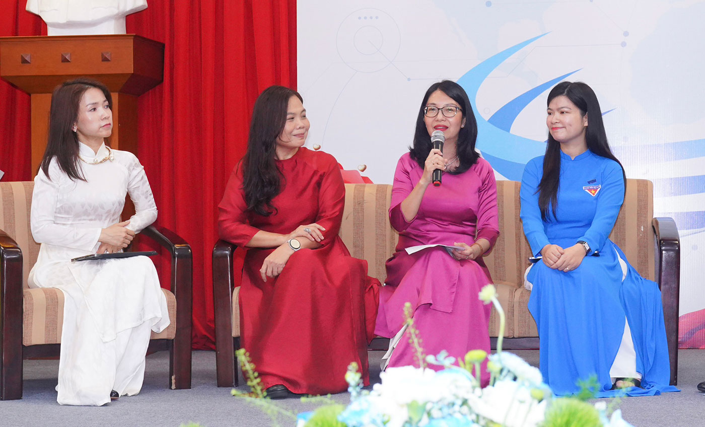 Vinh danh phụ nữ ngành hàng không: Vững vàng vươn cao - Phát triển bền vững
- Ảnh 3. Vinh danh phụ nữ ngành hàng không: Vững vàng vươn cao - Phát triển bền vững
- Ảnh 3.