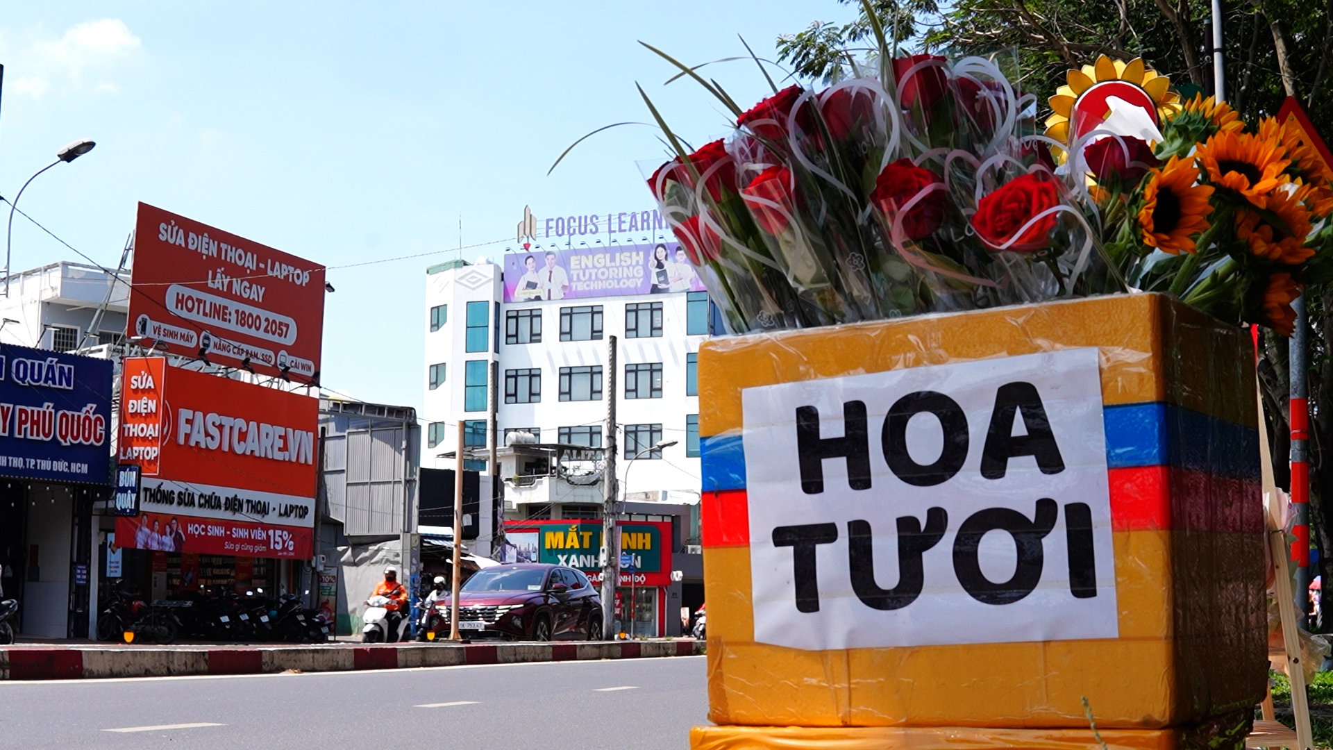 Hàng hoa lề đường mong 20.10 nắng ráo: ‘Khách vắng, chỉ mong đừng mưa’ - Ảnh 2.