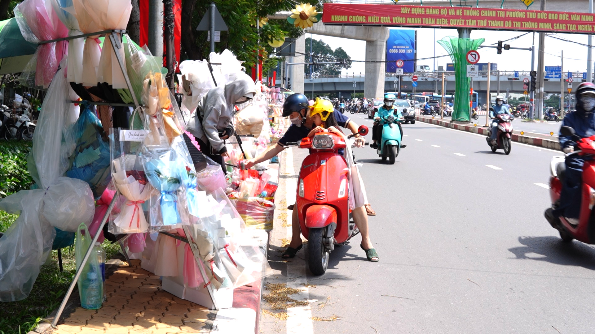 Hàng hoa lề đường mong 20.10 nắng ráo: ‘Khách vắng, chỉ mong đừng mưa’ - Ảnh 3.