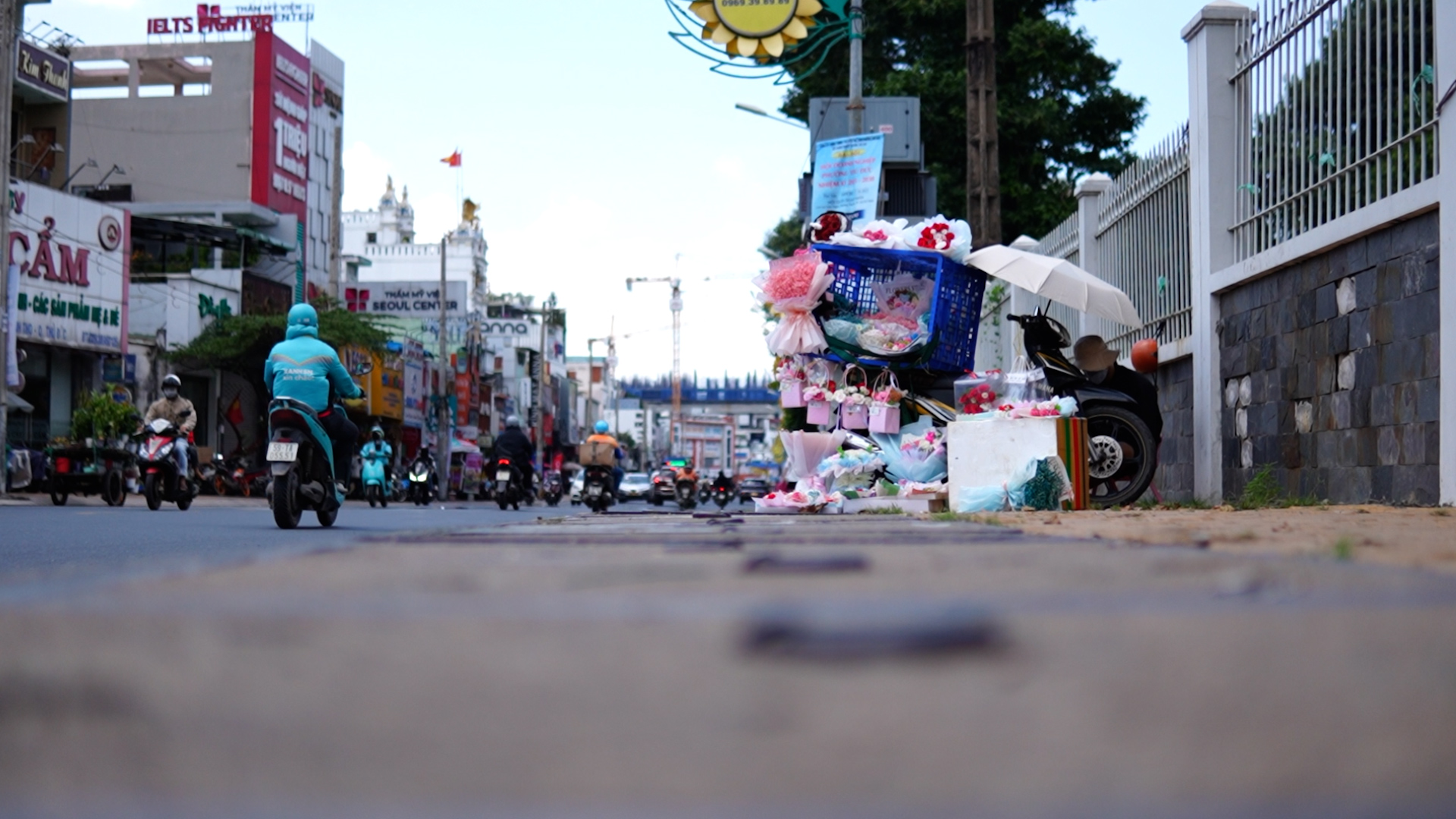 Hàng hoa lề đường mong 20.10 …
