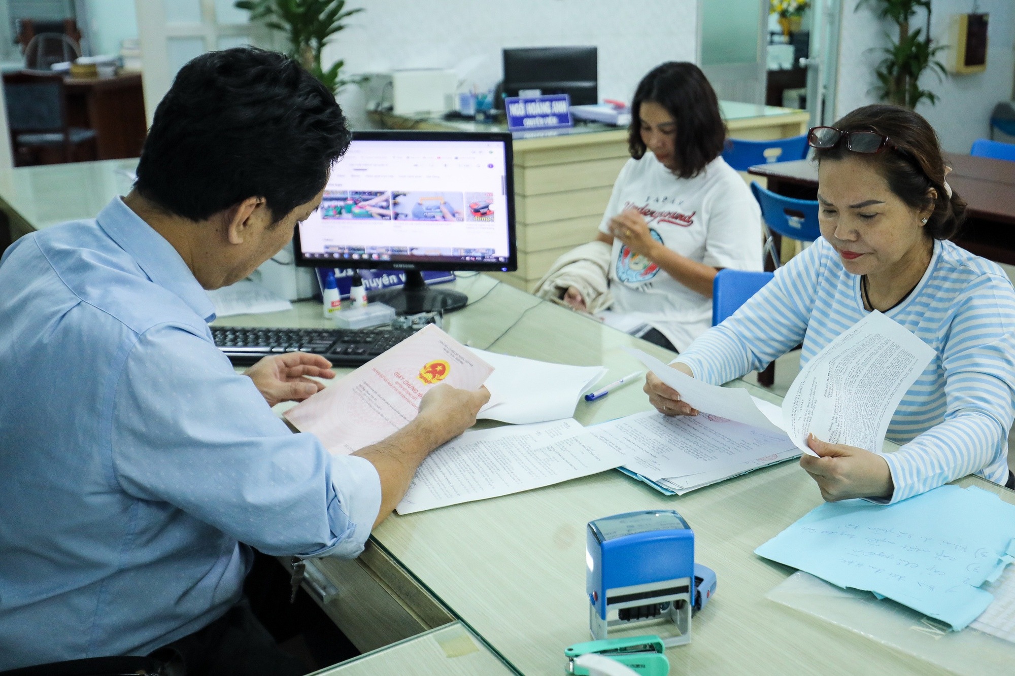 Vì sao chưa thể bỏ địa giới hành chính khi công chứng bất động sản - Ảnh 1.