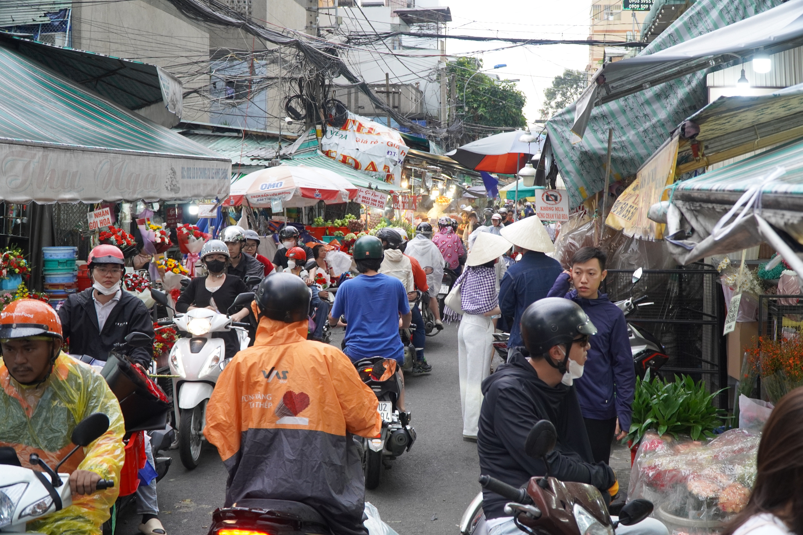 Thị trường hoa 20.10: Bán chạ…