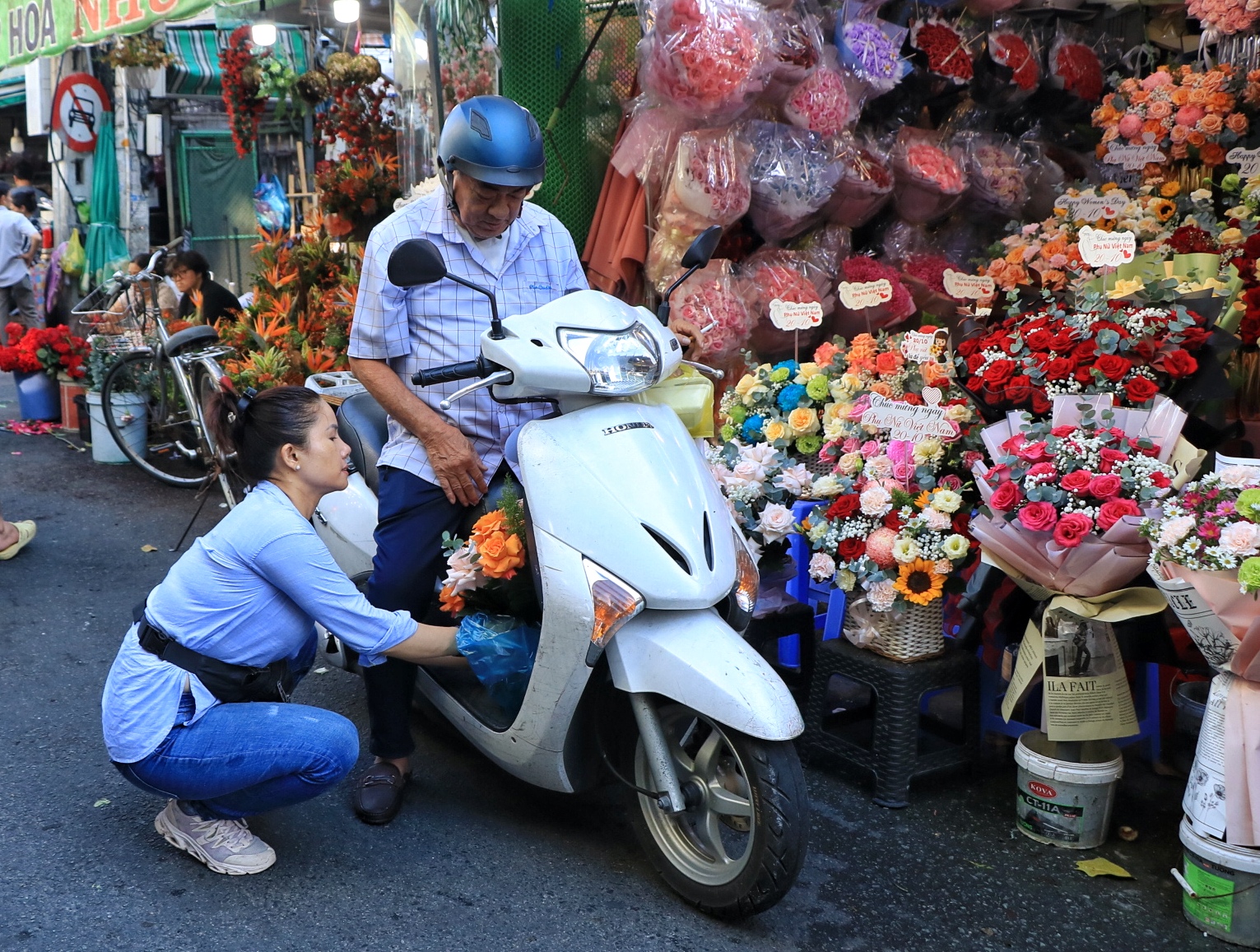 S&aacute;ng nay, trước thềm 20.10: Bất ngờ ở chợ hoa lớn nhất TP.HCM - Ảnh 4.