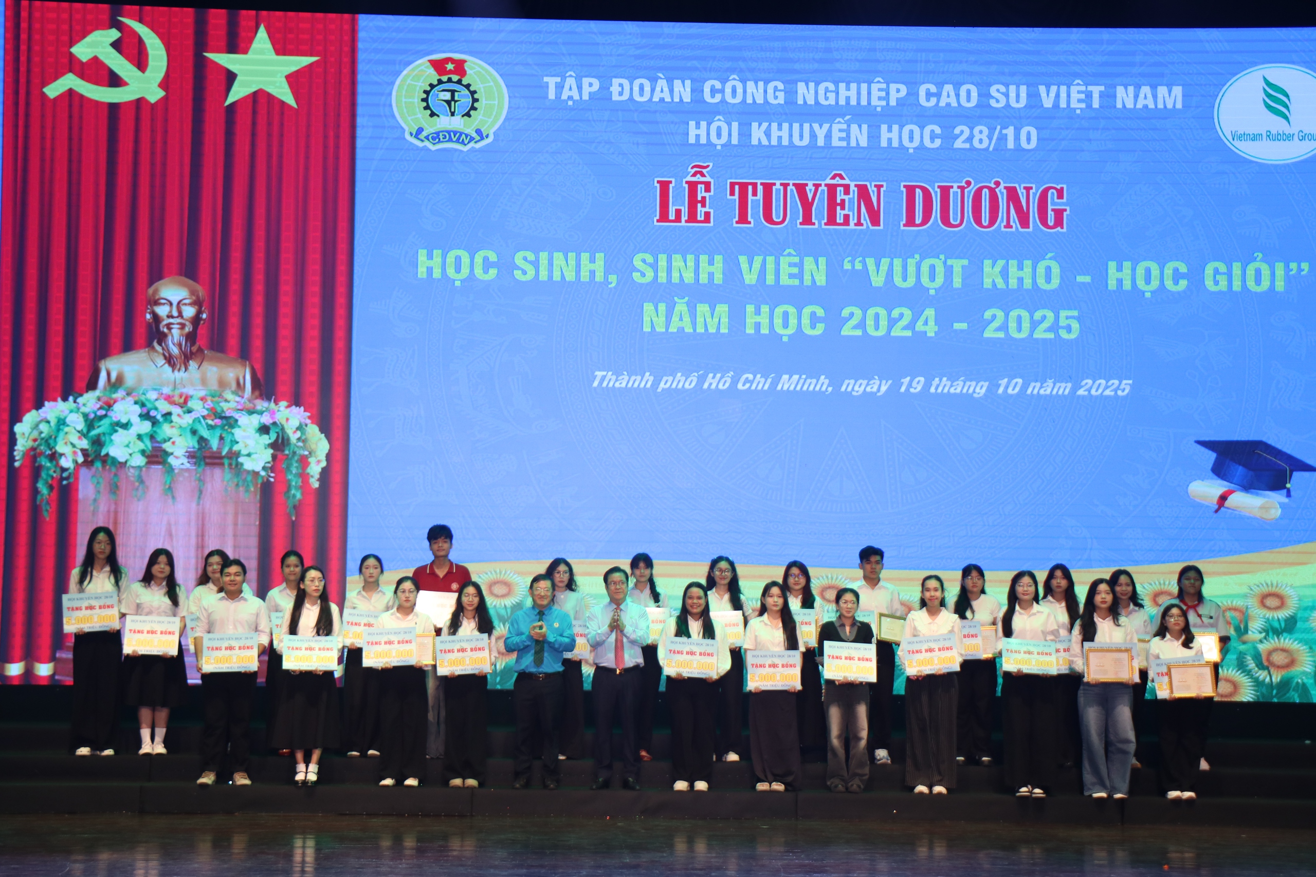 VRG trao học bổng khuyến học cho hơn 700 học sinh, sinh viên- Ảnh 2. VRG trao học bổng khuyến học cho hơn 700 học sinh, sinh viên- Ảnh 2.