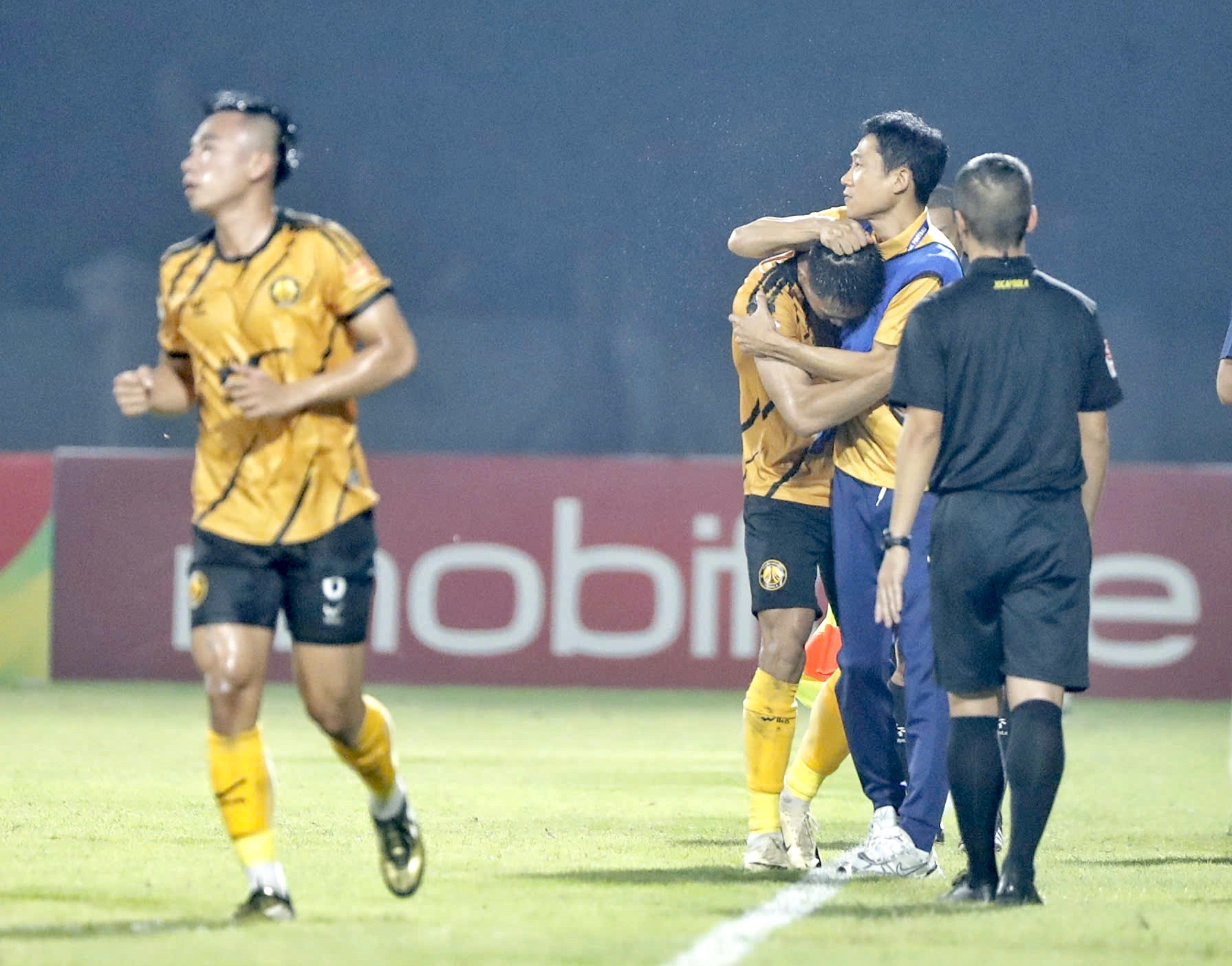 តារា U.23 វៀតណាមប្រជែងយកពិន្ទុ PVF-CAND និង Thanh Hoa មានការប្រណាំងពិន្ទុយ៉ាងខ្លាំង - រូបថតទី 2 ។ Sao U.23 Việt Nam thi nhau ghi bàn, PVF-CAND và Thanh Hóa đua tỷ số kịch tính - Ảnh 2.