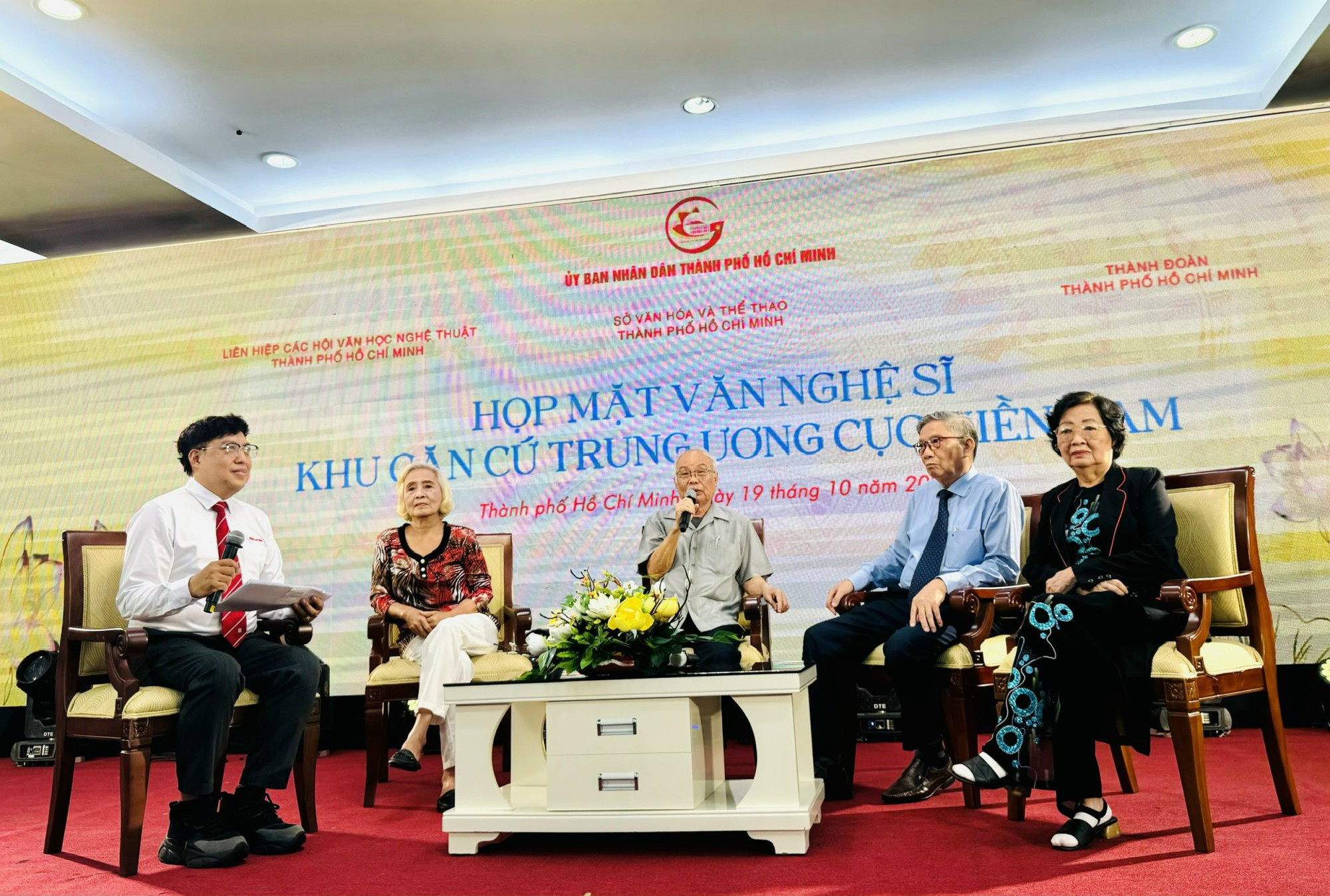 Lãnh đạo TP.HCM họp mặt văn nghệ sĩ khu căn cứ T.Ư Cục miền Nam- Ảnh 1. Lãnh đạo TP.HCM họp mặt văn nghệ sĩ khu căn cứ T.Ư Cục miền Nam- Ảnh 1.
