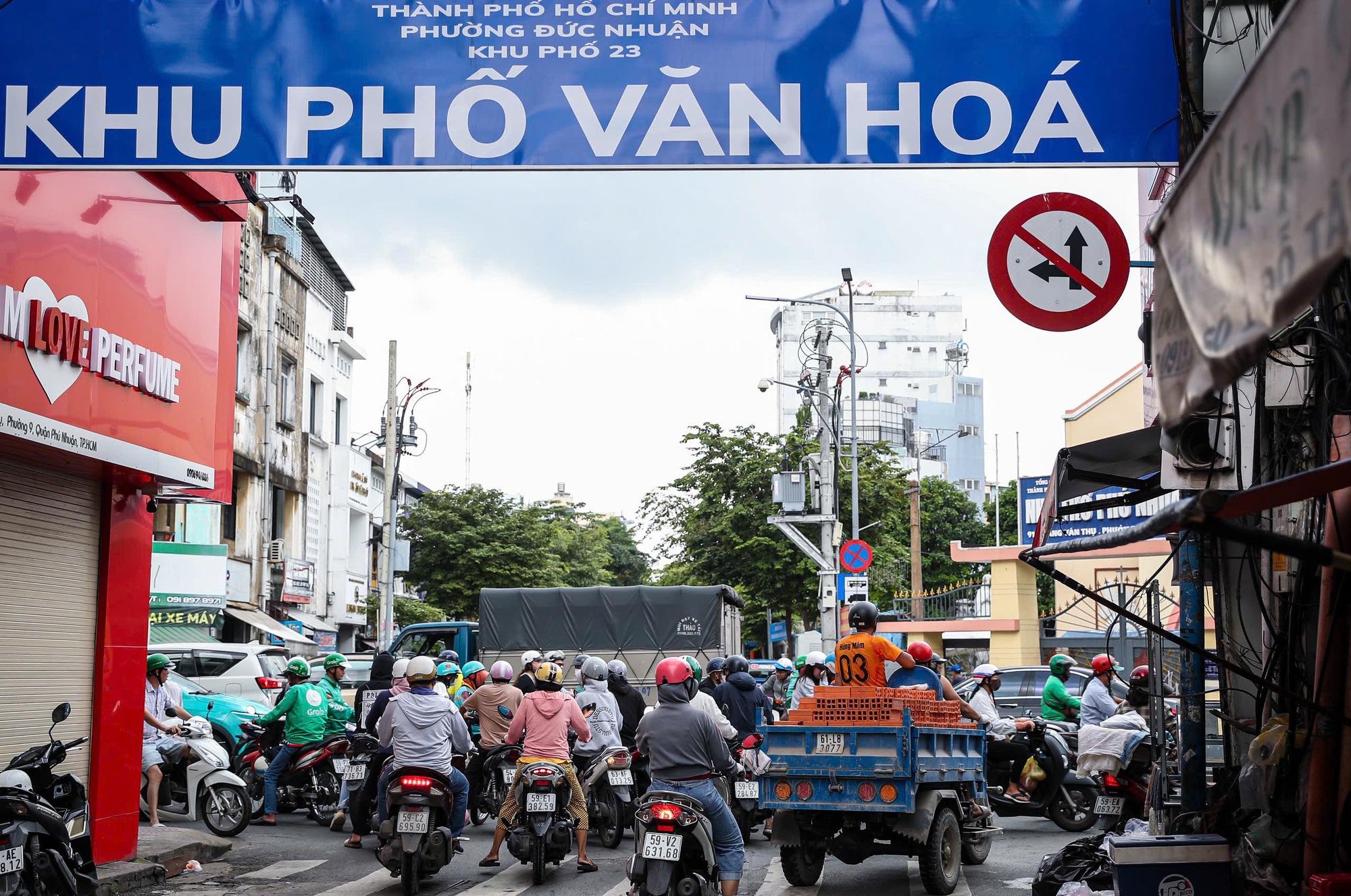 Biển báo giao thông rõ ràng giúp nâng cao an toàn giao thông cho người dân - Ảnh 2. Biển báo giao thông rõ ràng giúp nâng cao an toàn giao thông cho người dân - Ảnh 2.
