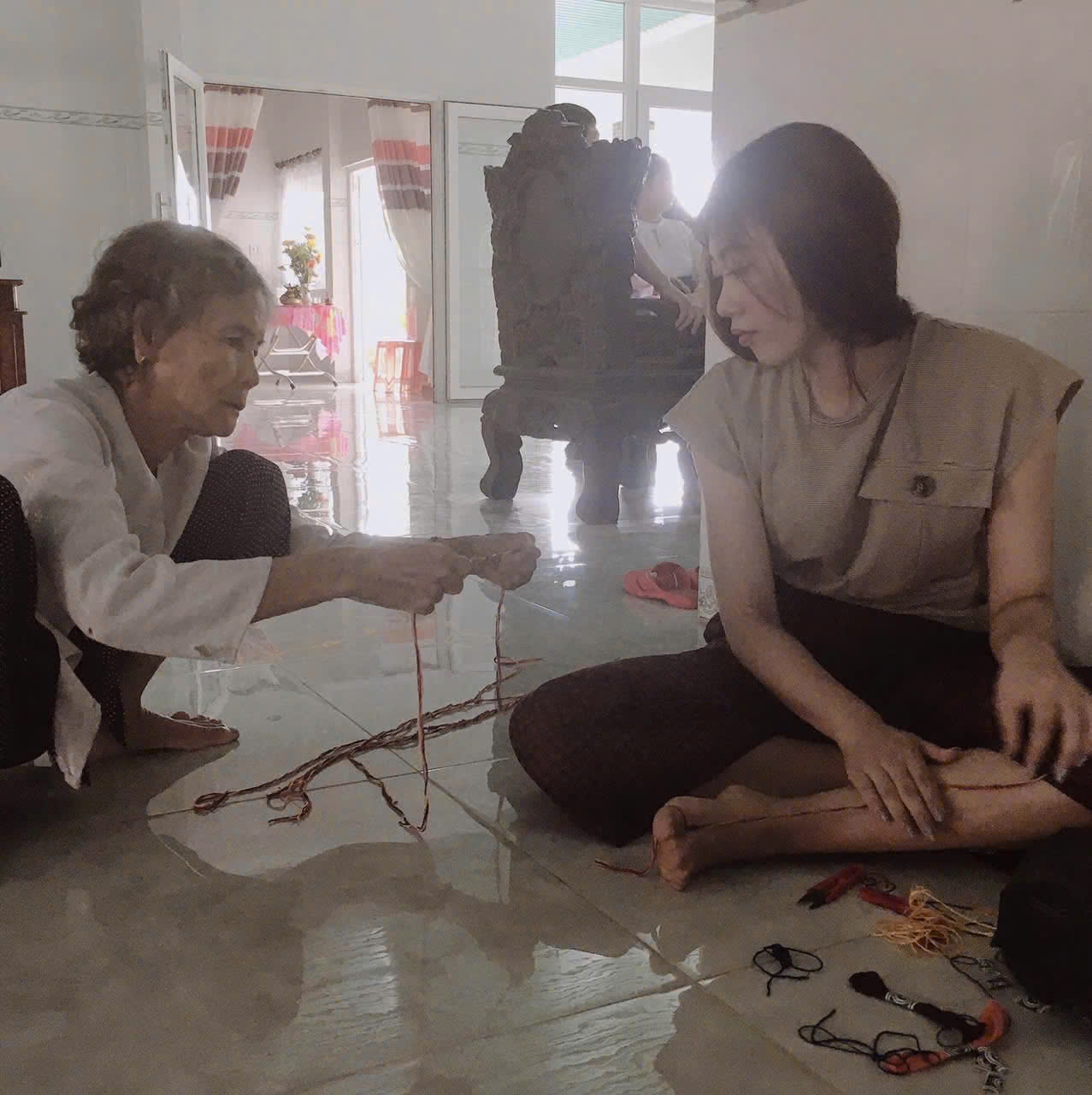 Bà nội U . 90 Học tiếng Đức cùng cháu gái tạo nên hiện tượng mạng xã hội - Ảnh 2. Bà nội U . 90 Học tiếng Đức cùng cháu gái tạo nên hiện tượng mạng xã hội - Ảnh 2.