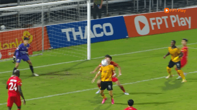 តារា U.23 វៀតណាមប្រជែងយកពិន្ទុ PVF-CAND និង Thanh Hoa មានការប្រណាំងពិន្ទុយ៉ាងខ្លាំង - រូបថតទី ៣ Sao U.23 Việt Nam thi nhau ghi bàn, PVF-CAND và Thanh Hóa đua tỷ số kịch tính - Ảnh 3.