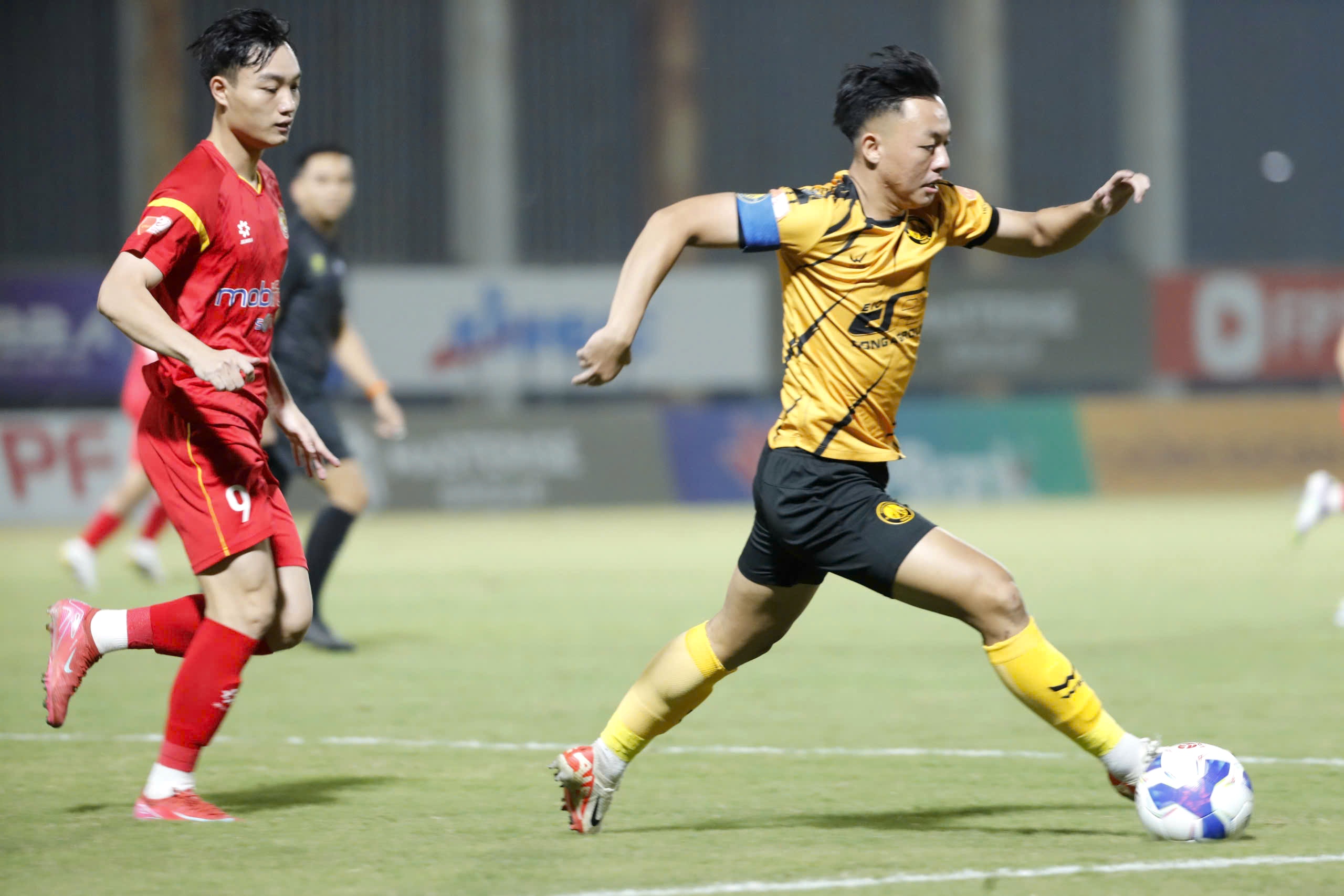 تشتعل المنافسة في دوري V-League مع سباق  V-League nóng hầm hập với cuộc đua của 'ngũ... khổ tướng': HAGL đáy bảng nhưng le lói ánh sáng- Ảnh 2.