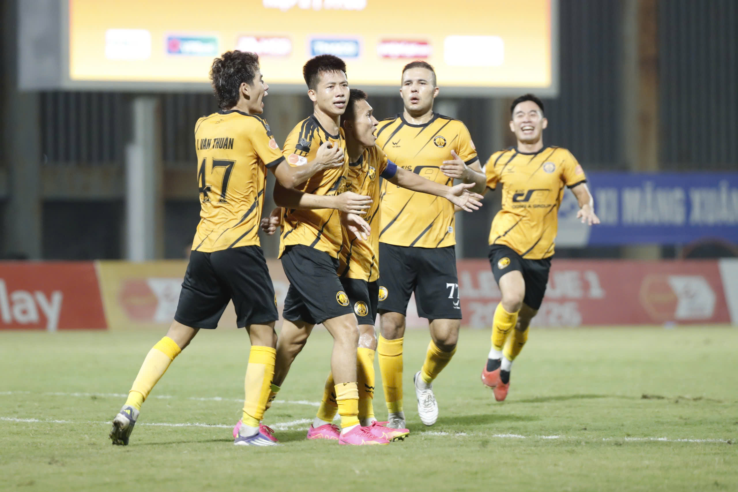 តារា U.23 វៀតណាមប្រកួតគ្នាដើម្បីរកពិន្ទុ, PVF-CAND និង Thanh Hoa មានការប្រណាំងរកពិន្ទុយ៉ាងខ្លាំង - រូបថត ៤. Sao U.23 Việt Nam thi nhau ghi bàn, PVF-CAND và Thanh Hóa đua tỷ số kịch tính - Ảnh 5.