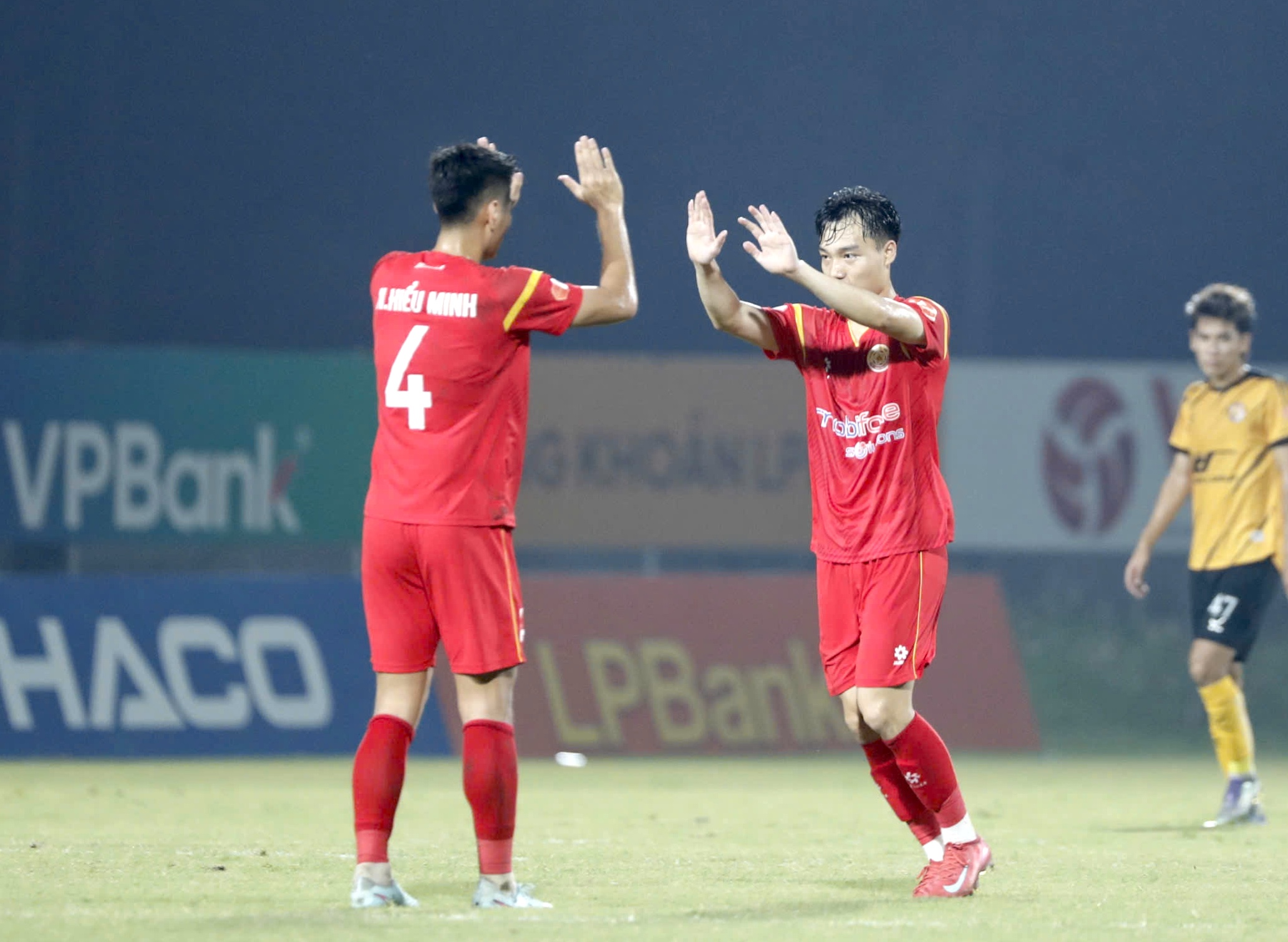 តារា U.23 វៀតណាមប្រកួតគ្នាដើម្បីរកពិន្ទុ, PVF-CAND និង Thanh Hoa មានការប្រណាំងពិន្ទុយ៉ាងខ្លាំង - រូបថតទី ៥។ Sao U.23 Việt Nam thi nhau ghi bàn, PVF-CAND và Thanh Hóa đua tỷ số kịch tính - Ảnh 6.