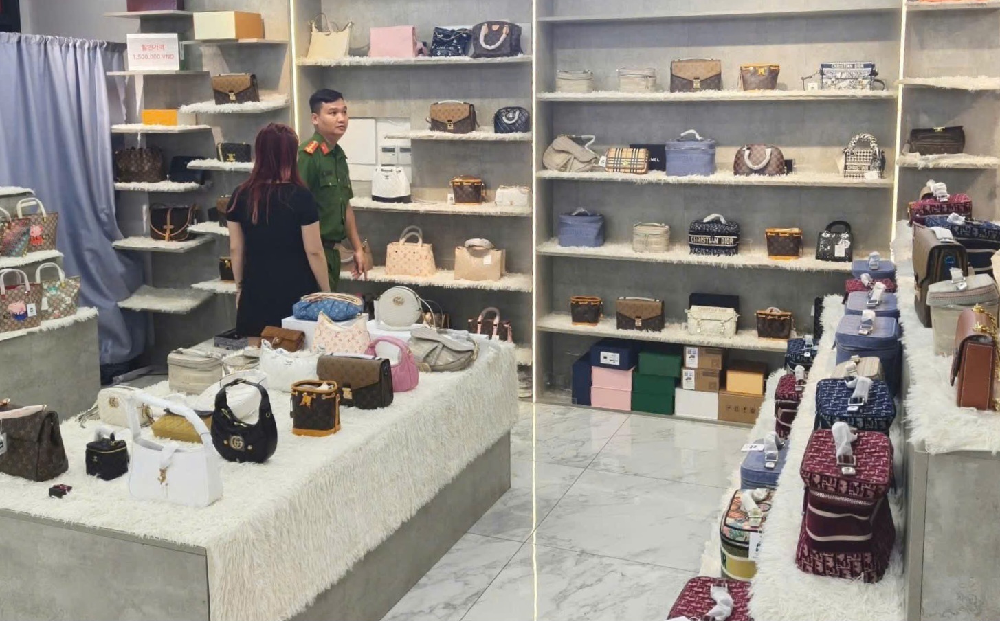 Đà Nẵng: Thu giữ sản phẩm thời trang nghi hàng giả trị giá hơn 1 tỉ đồng- Ảnh 2.