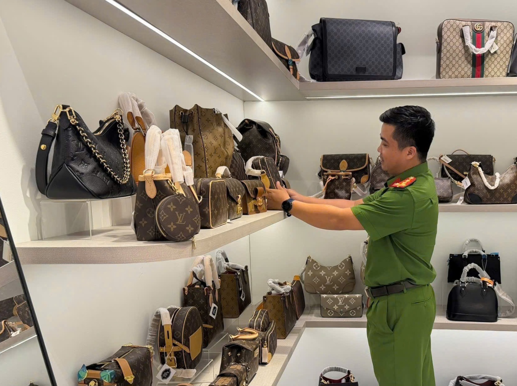 Đà Nẵng: Thu giữ sản phẩm thời trang nghi hàng giả trị giá hơn 1 tỉ đồng- Ảnh 1.