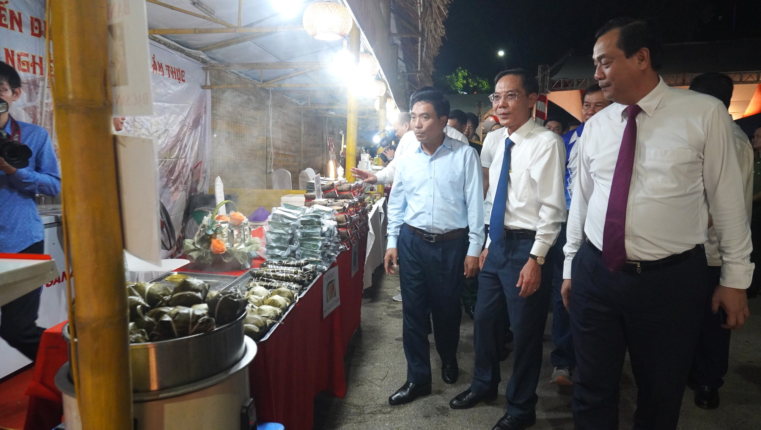 Ẩm thực xứ Thanh: Chơi gì , ăn đâu và khám phá đặc sản nổi bật - Ảnh 4. Ẩm thực xứ Thanh: Chơi gì , ăn đâu và khám phá đặc sản nổi bật - Ảnh 4.