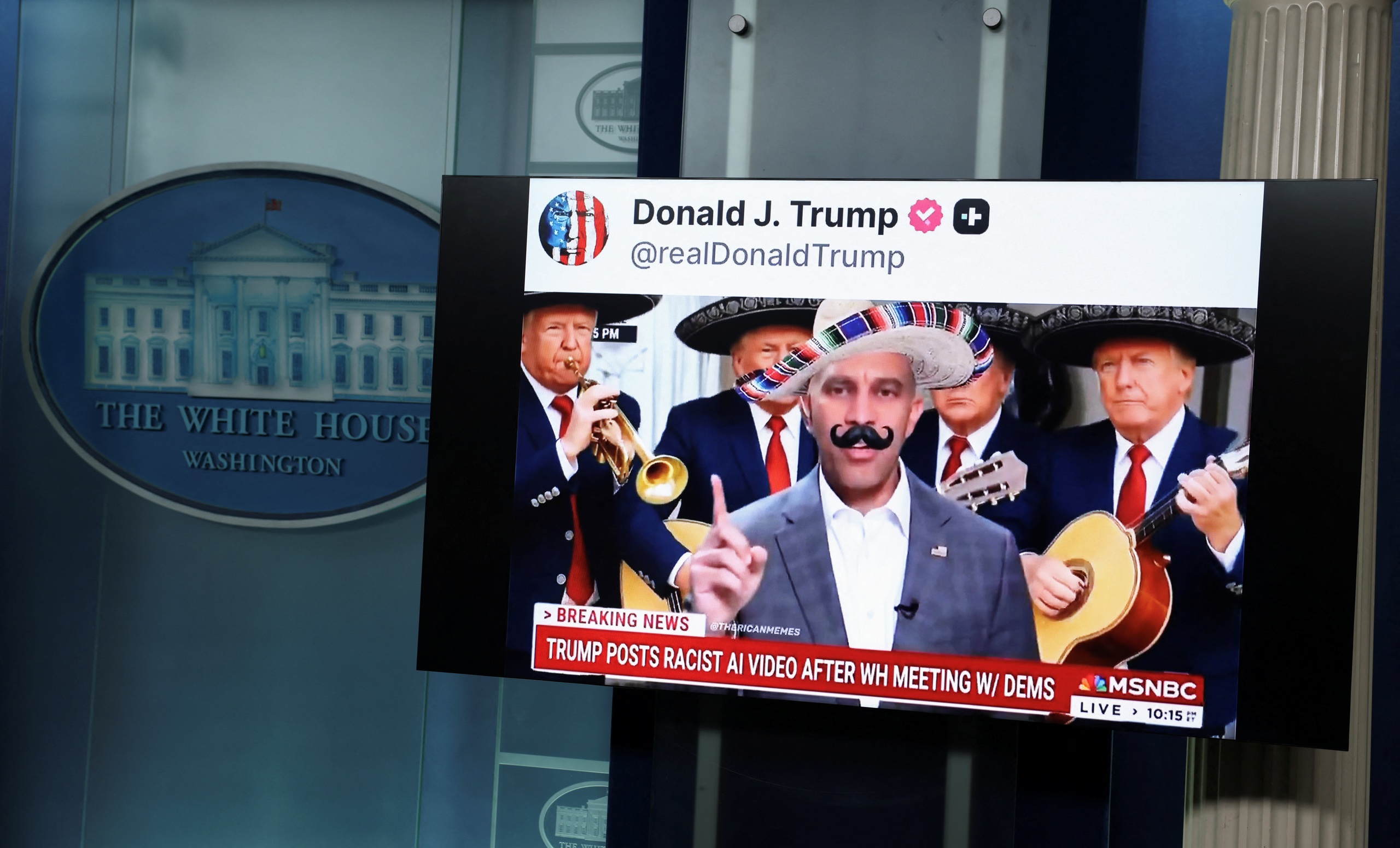 Ông Trump 'chỉ đùa' khi đăng hình ảnh AI của nghị sĩ Dân chủ - Ảnh 1.