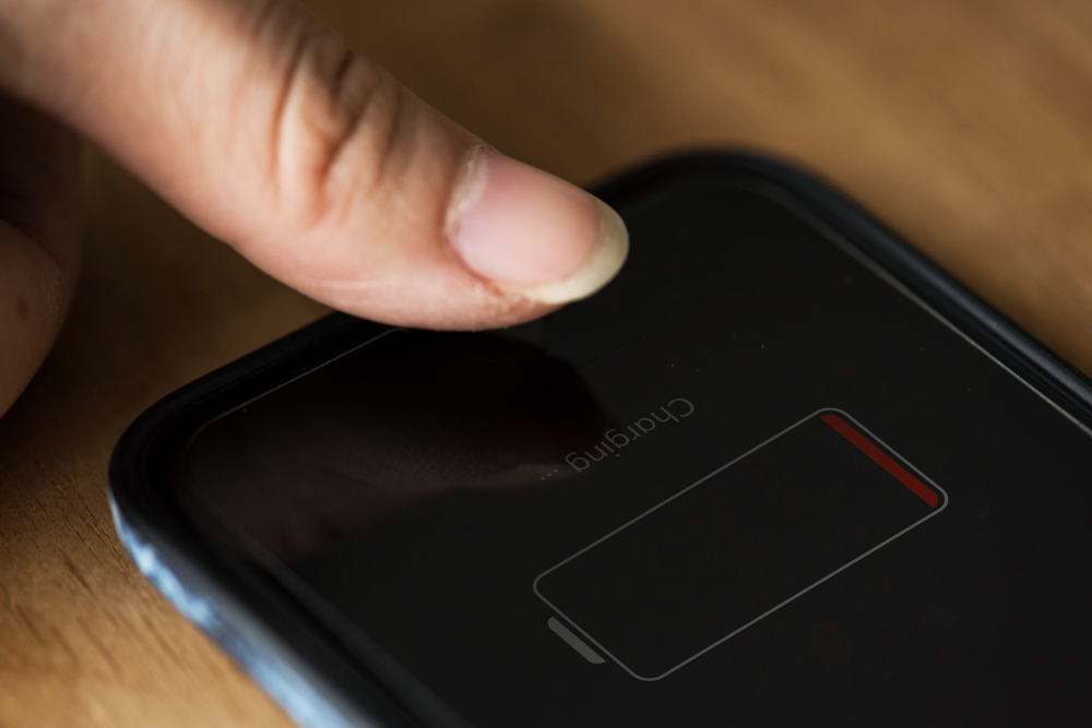 Vạch mặt 6 loại ứng dụng âm thầm 'ngốn' cạn pin điện thoại Android - Ảnh 1.