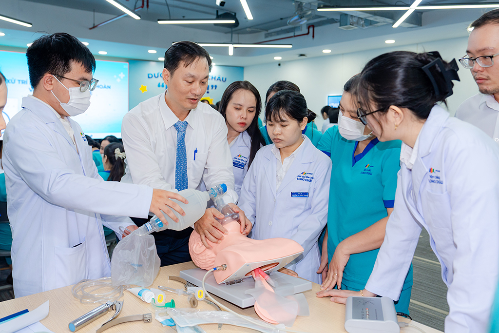 Long Châu đào tạo chuyên sâu, chuẩn hóa quy trình tiêm chủng vì sức khỏe cộng đồng - Ảnh 3.