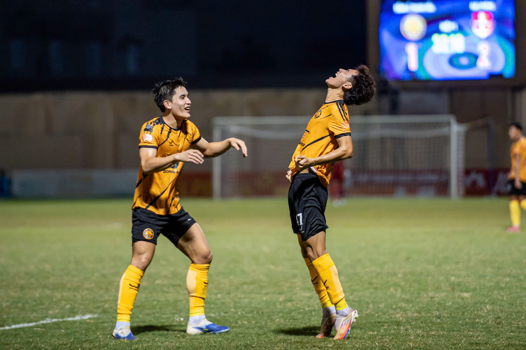 Becamex TP.HCM ផ្លាស់ប្តូរឧត្តមសេនីយ៍ ប៉ុន្តែសំណាងមិនផ្លាស់ប្តូរ Thanh Hoa FC នៅតែមិនអាចឈ្នះ៖ លទ្ធផលស្មើ! - រូបថត ២. Becamex TP.HCM thay tướng chưa đổi vận, CLB Thanh Hóa vẫn không biết thắng: Hòa kịch tính!- Ảnh 2.