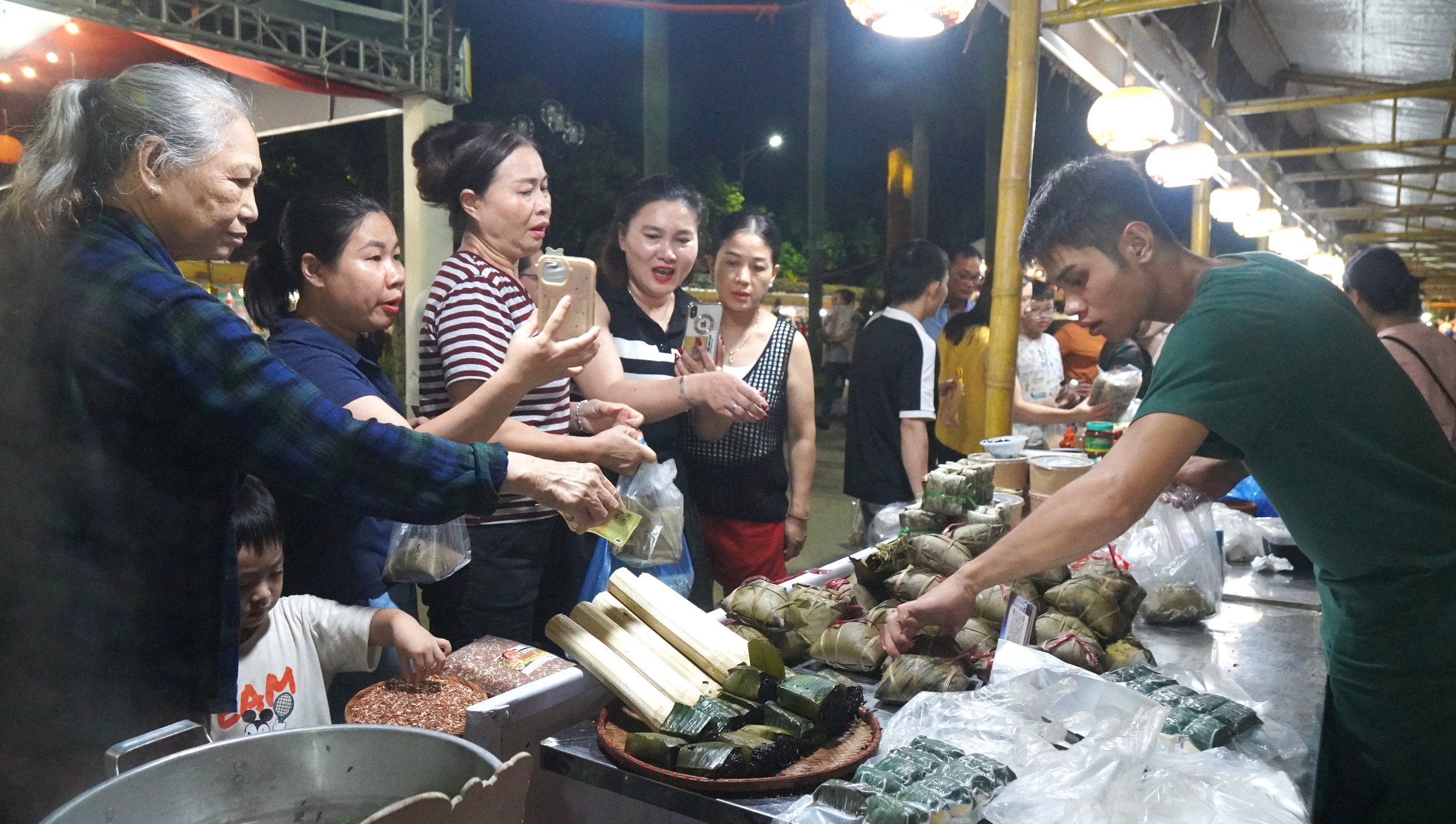 Ẩm thực xứ Thanh: Chơi gì , ăn đâu và khám phá đặc sản nổi bật - Ảnh 3. Ẩm thực xứ Thanh: Chơi gì , ăn đâu và khám phá đặc sản nổi bật - Ảnh 3.