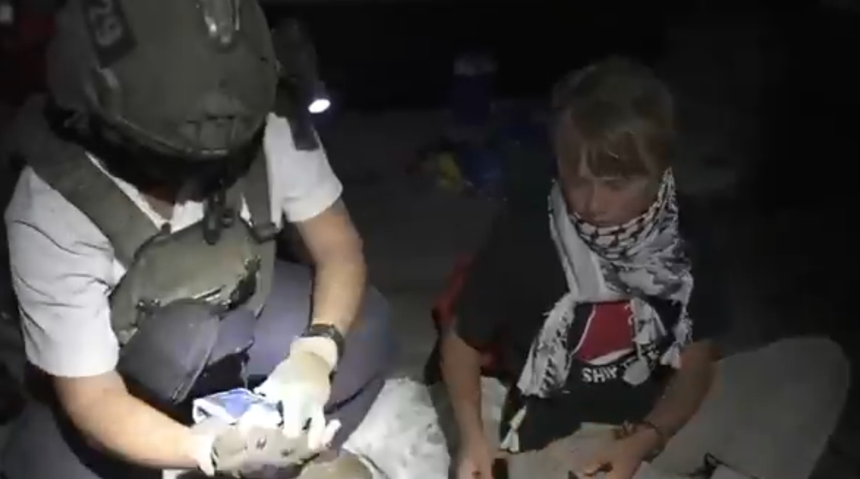 Israel xông lên tàu chở hàng viện trợ Gaza, nhà hoạt động Greta Thunberg bị bắt  - Ảnh 1.