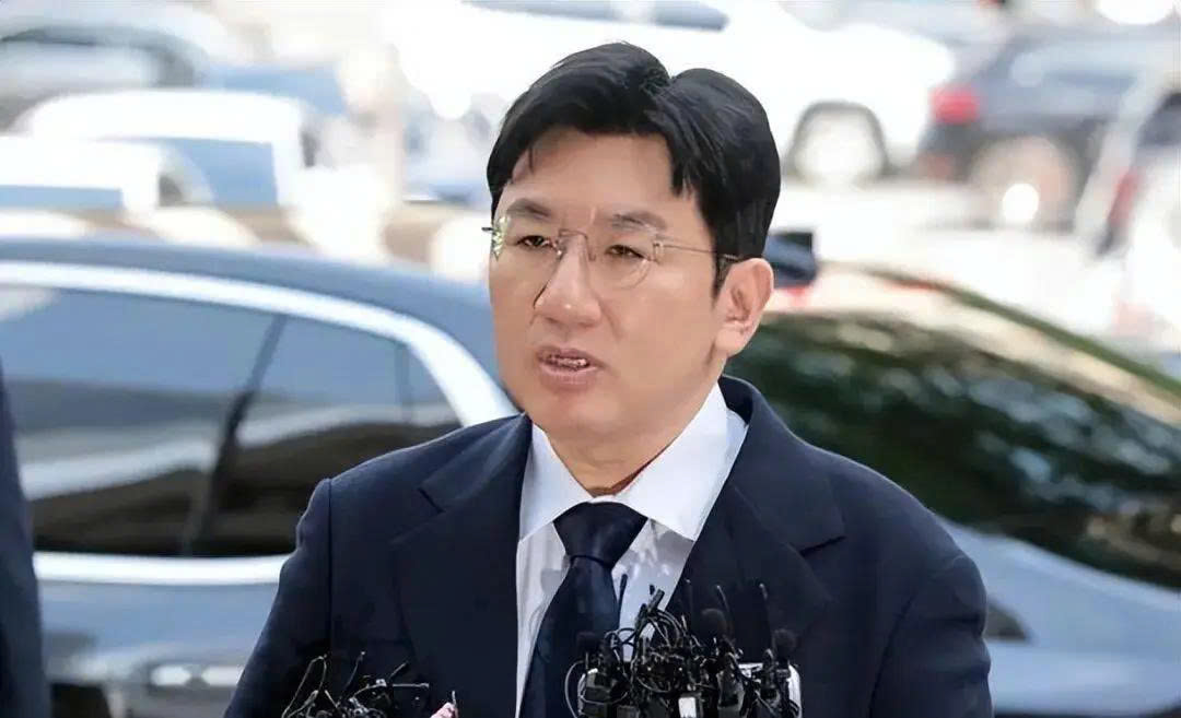 Chủ tịch HYBE Bang Si Hyuk bị cấm xuất cảnh - Ảnh 2.