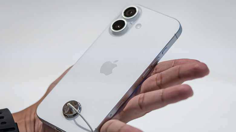 iPhone Air mỏng nhưng đắt đỏ, đây là những lựa chọn thay thế giá 'mềm' hơn - Ảnh 2.