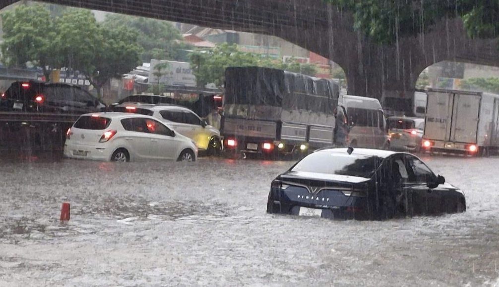 Bồi thường ô tô ngập nước do bão: Lên tới 2 tỉ đồng cho xe thiệt hại - Ảnh 1.