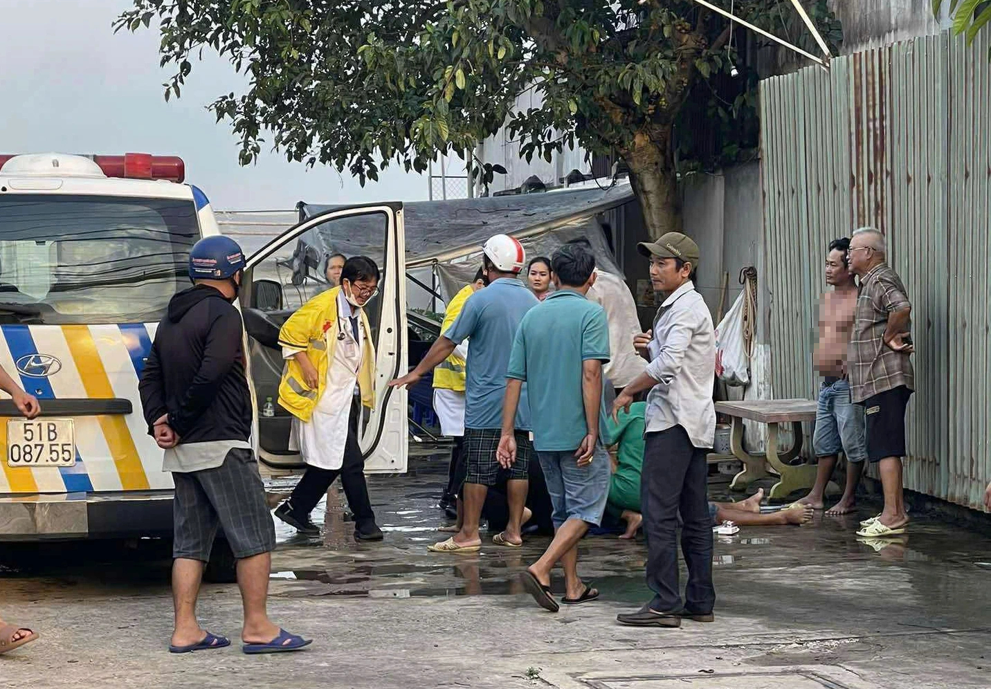Nam thanh niên nguy kịch vì bị 'điện giật' khi tháo bóng đèn- Ảnh 2.