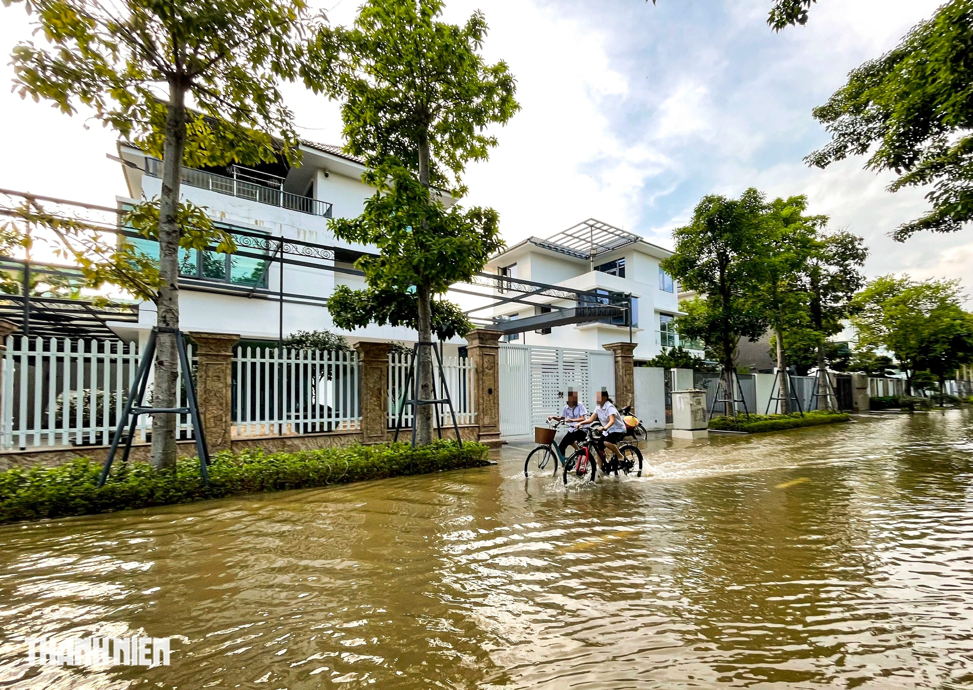 Th&ecirc;m 'khu biệt thự triệu đ&ocirc;' ở H&agrave; Nội vẫn m&ecirc;nh m&ocirc;ng nước sau 3 ng&agrave;y- Ảnh 14.