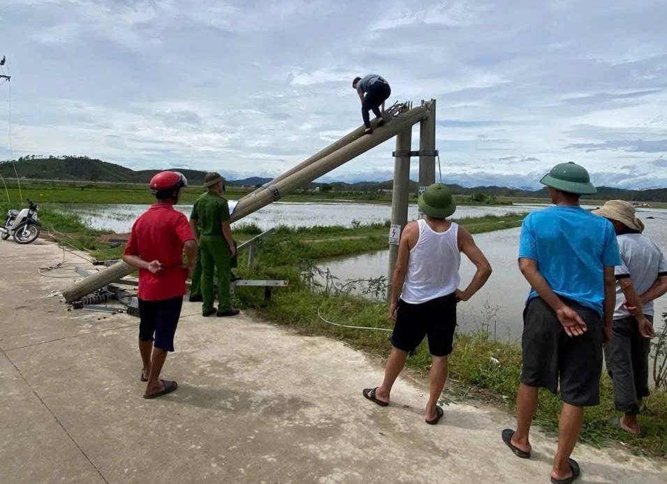 Điện lực Hà Tĩnh lên tiếng về cột điện gãy đổ sau bão lộ phần thép lạ - Ảnh 2.
