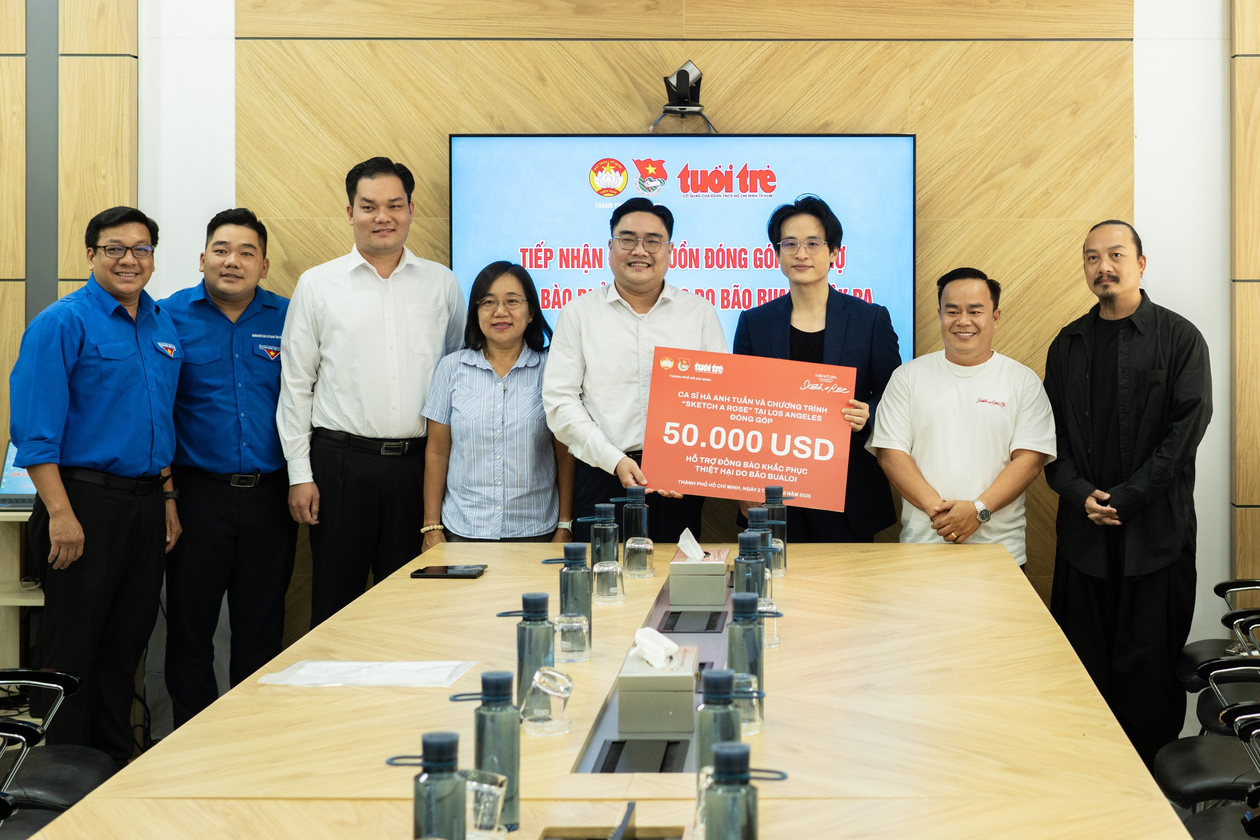 Ha Anh Tuan និងទស្សនិកជនបានបរិច្ចាគថវិកាជាង ១,៣ ពាន់លានដុងដល់ប្រជាជននៅតំបន់រងគ្រោះដោយទឹកជំនន់ - រូបថត ១. Hà Anh Tuấn và khán giả ủng hộ hơn 1,3 tì đồng cho đồng bào vùng bão lũ- Ảnh 1.